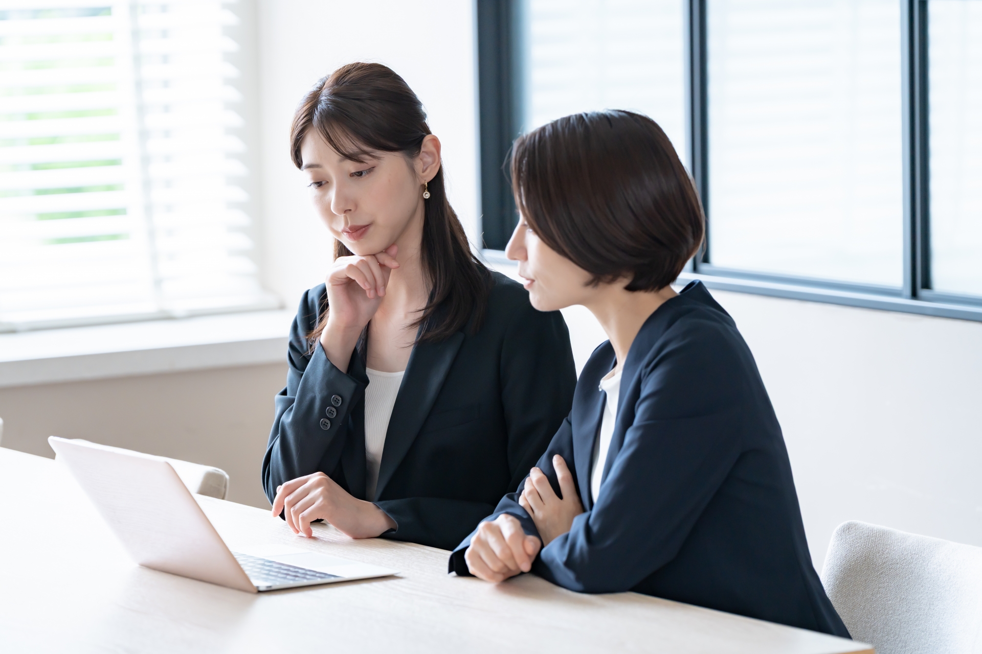 相談するスーツの女性
