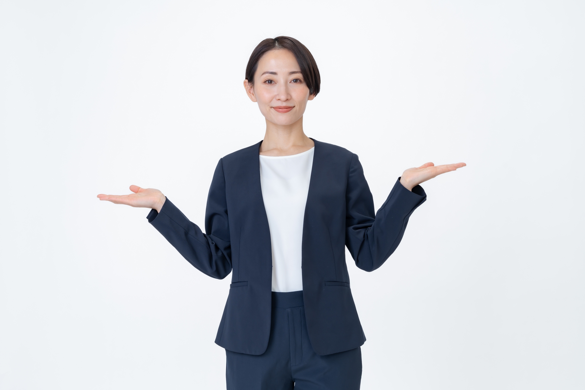 スーツを着たショートヘアーの女性