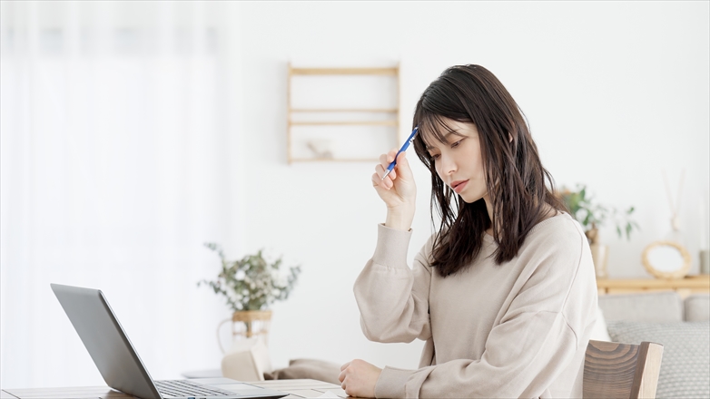 考える女性