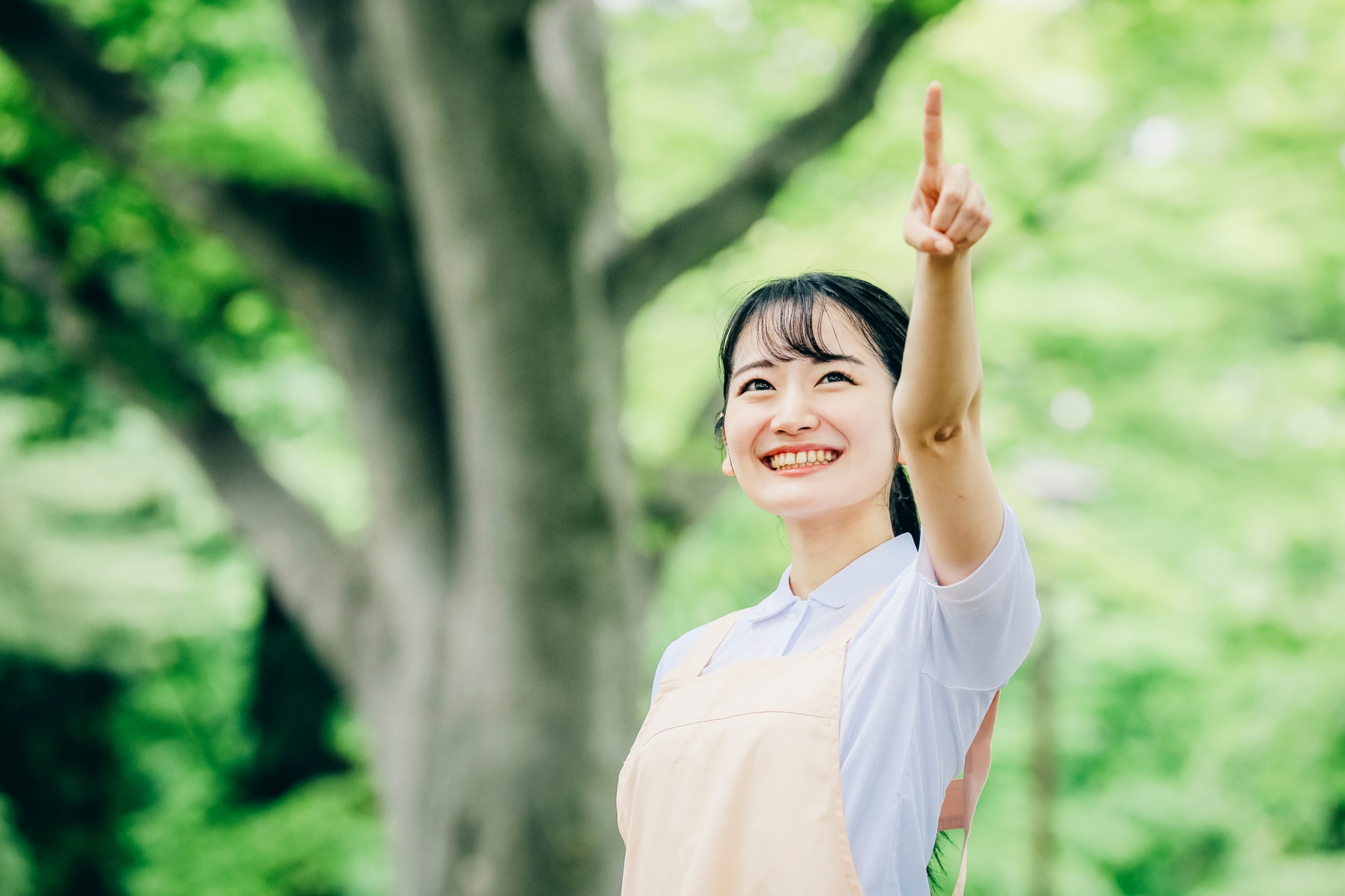 エプロンをつけた女性