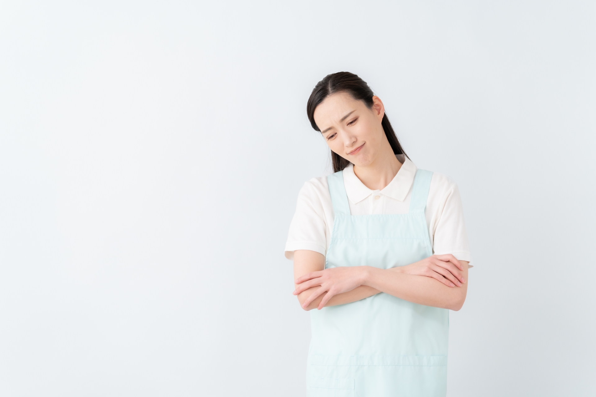 白バックの若い介護士