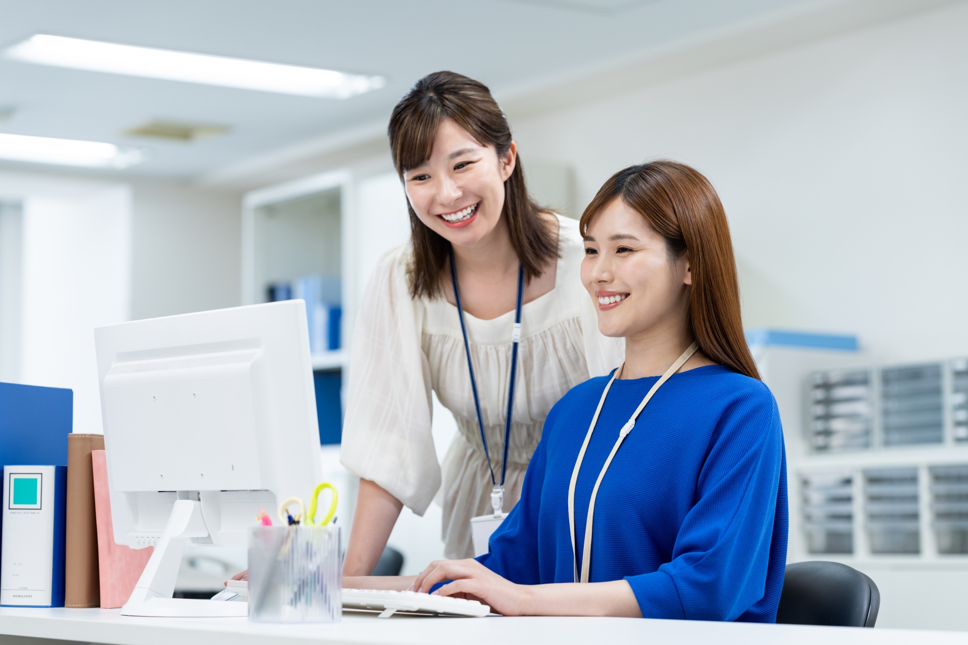 PC画面を見る2人の女性