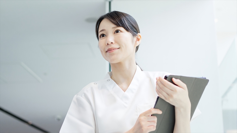 タブレットを操作する看護師