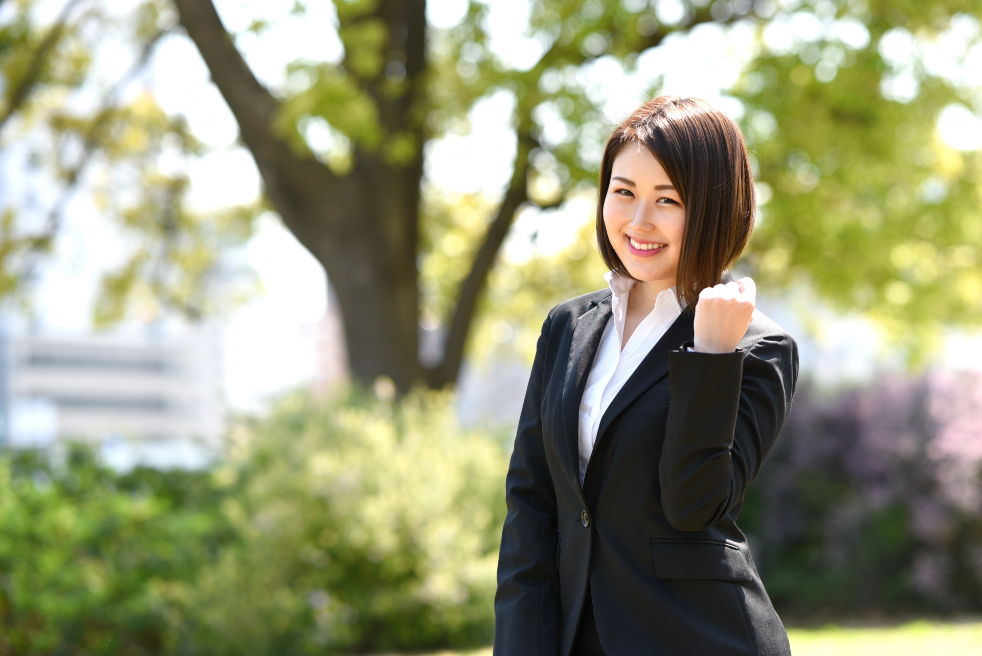 ガッツポーズをする女性