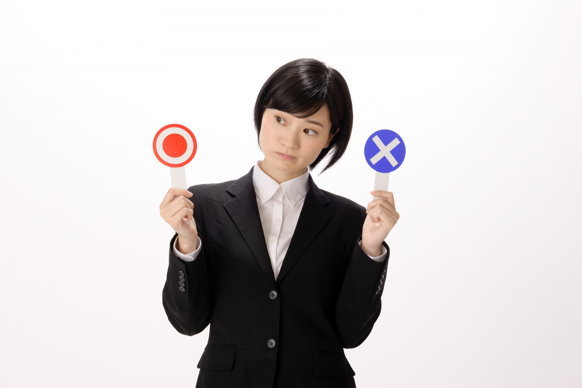 丸印とバツ印を出す就活生の女性