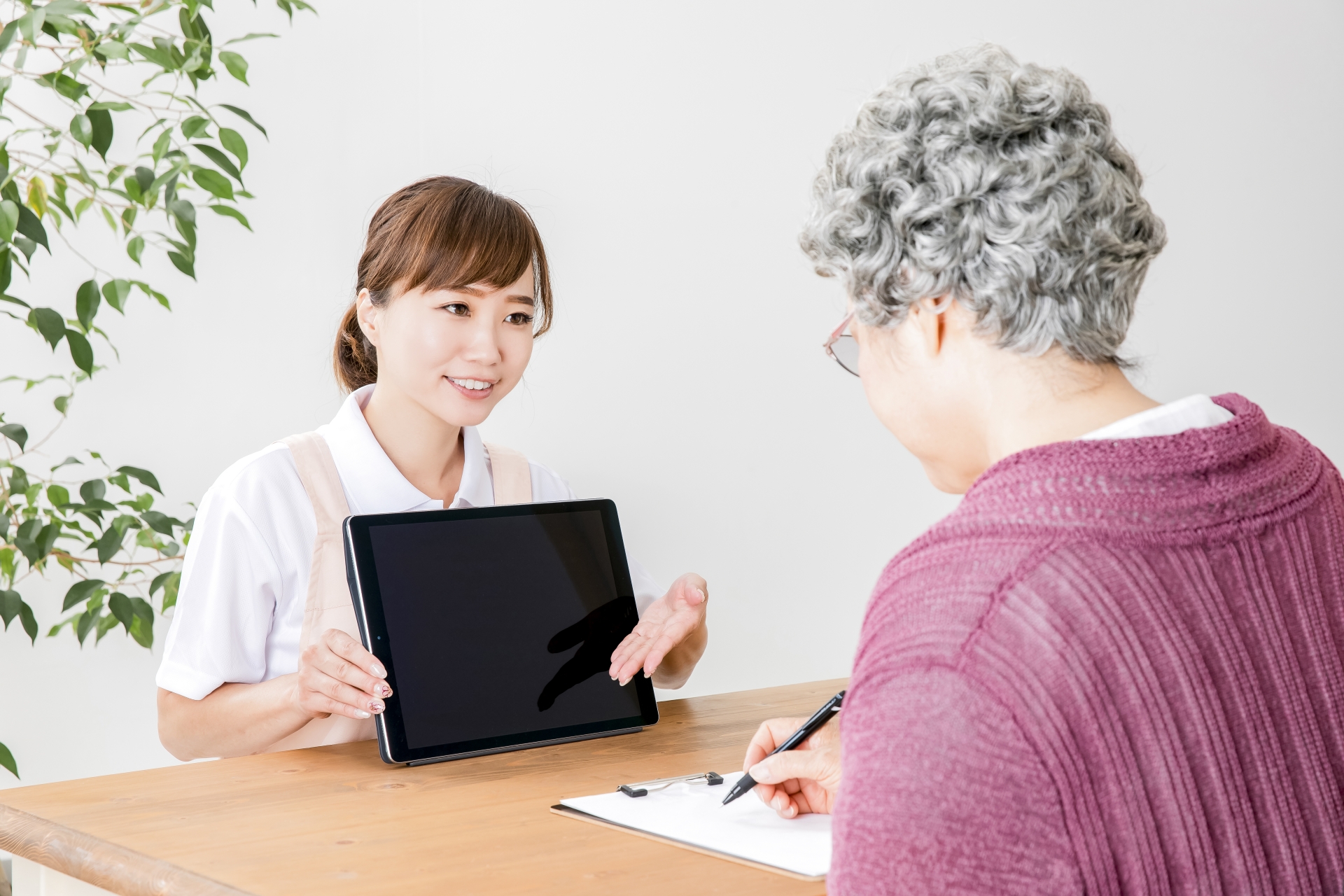 シニア女性と介護福祉士
