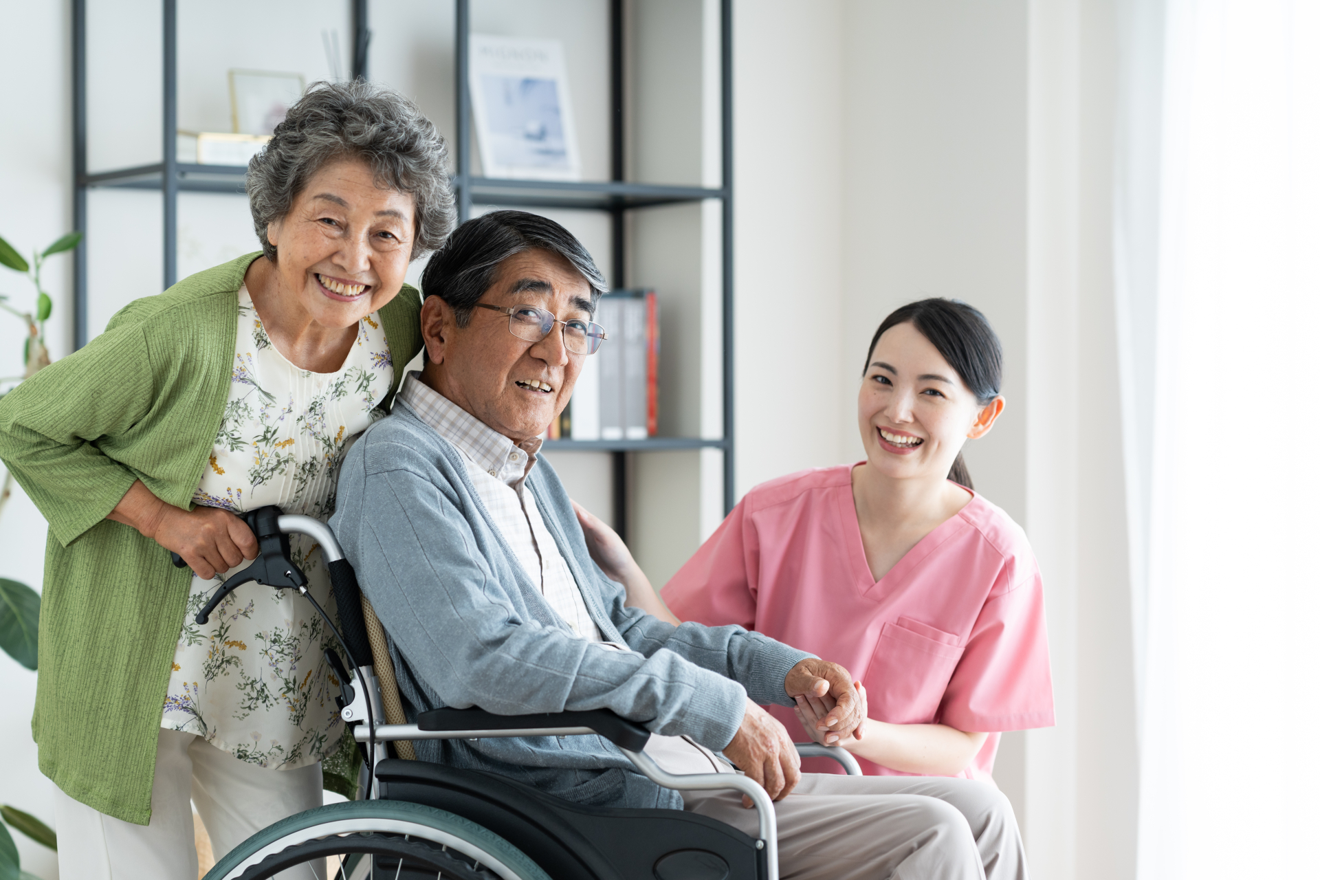 車椅子の利用者と家族、介護士