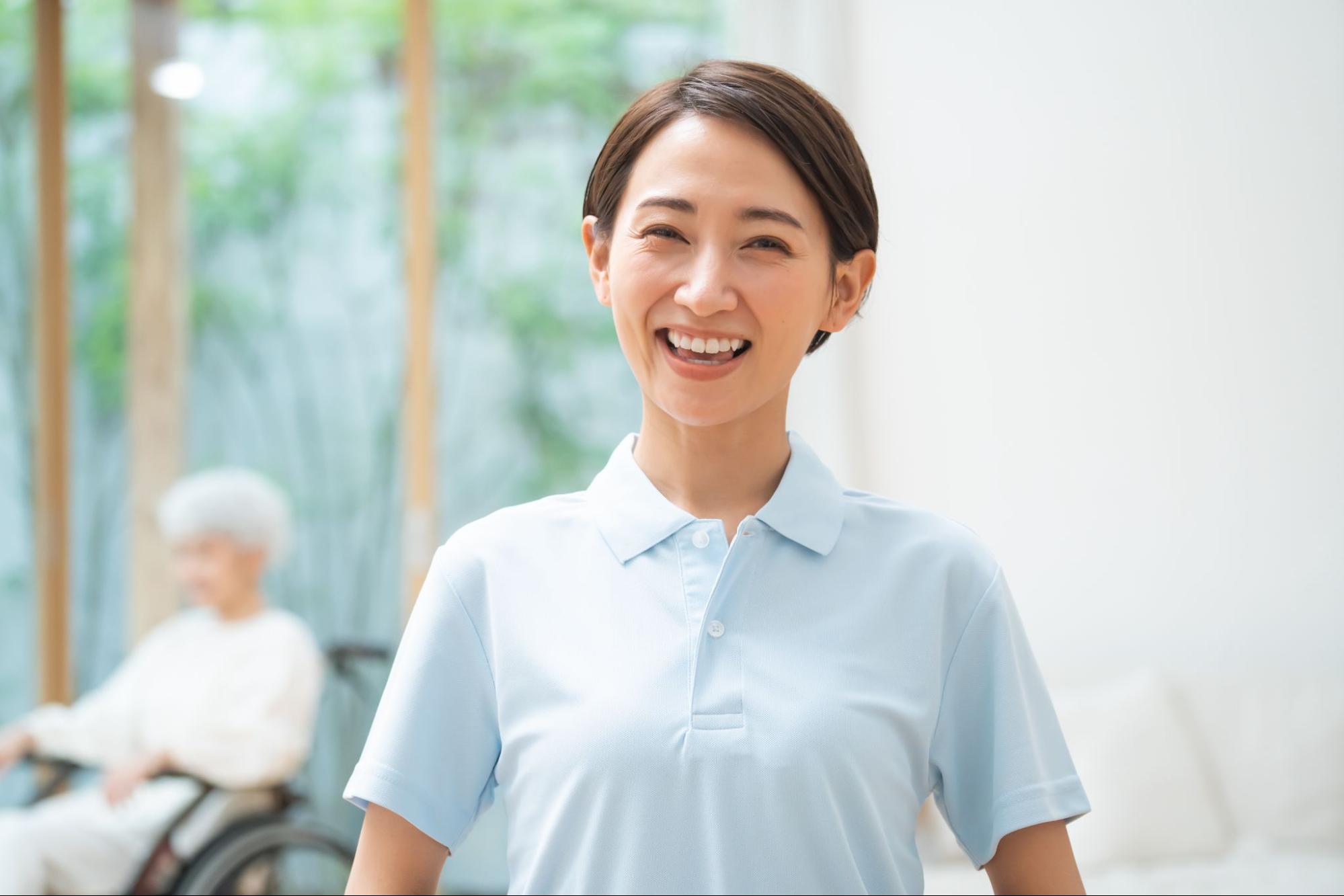 笑顔の介護福祉士