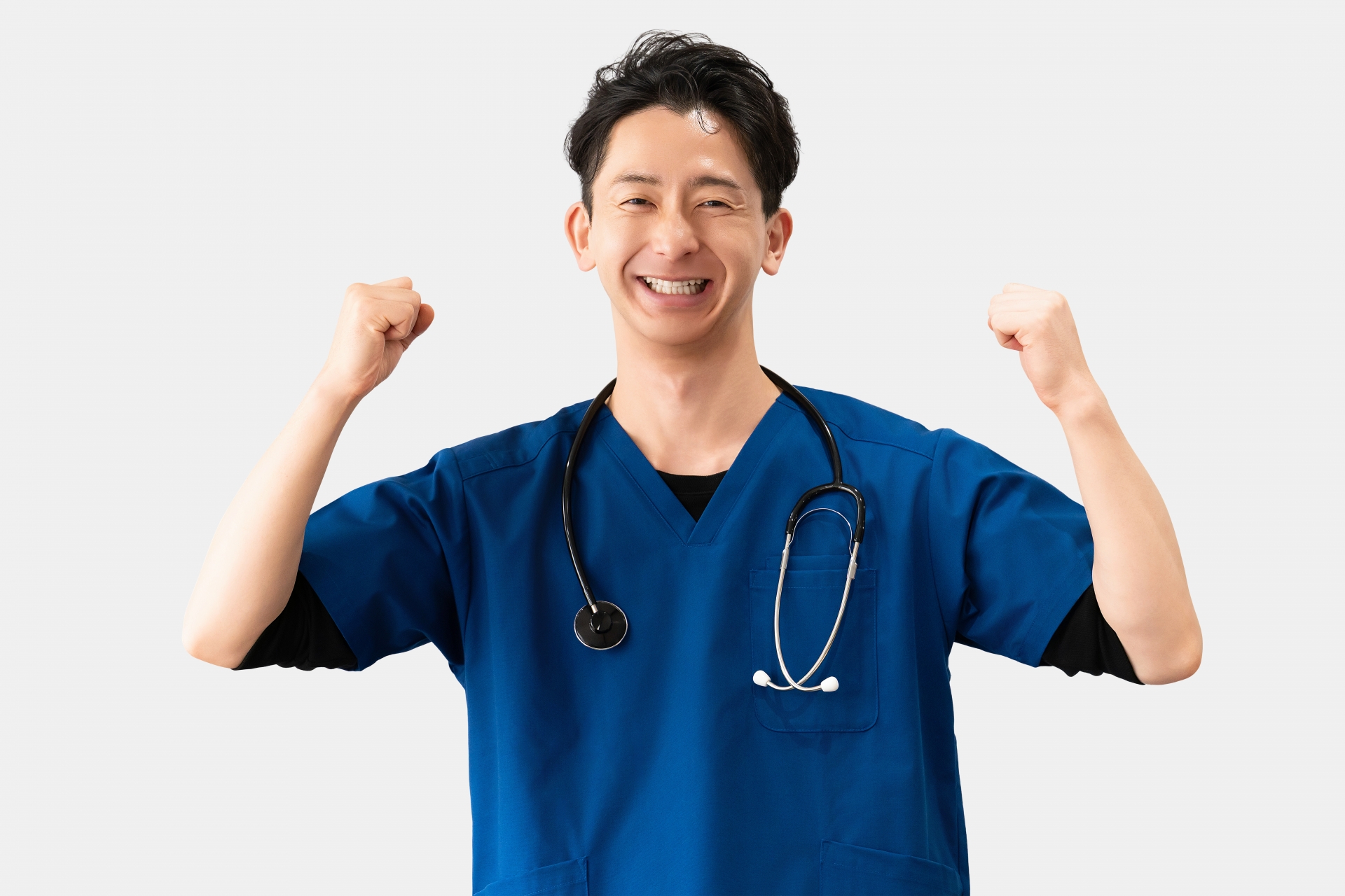 ガッツポーズをする医療スタッフの男性