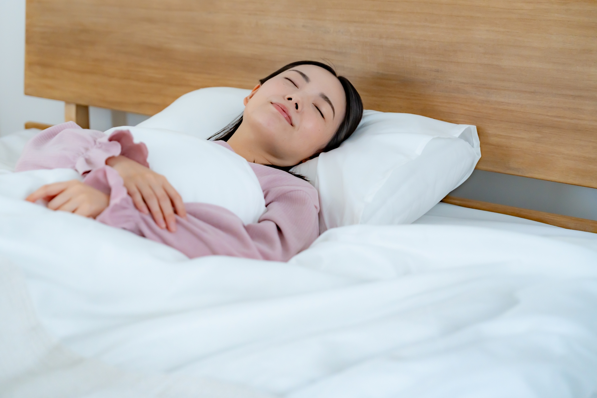 ベッドで眠る人