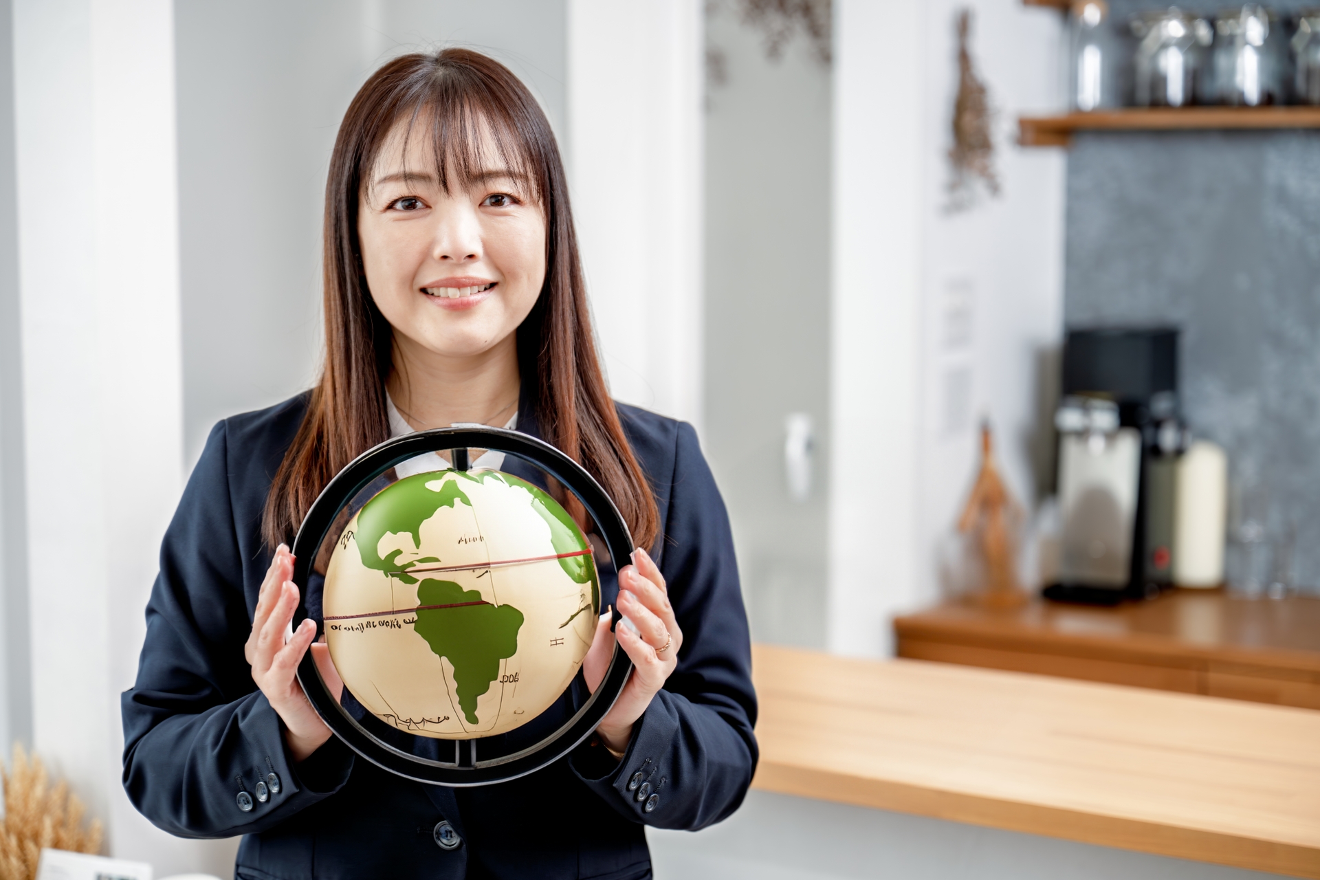 地球儀を持ったビジネスウーマン