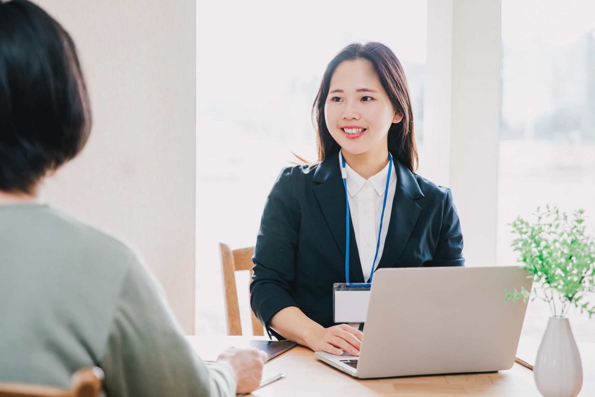 お客様に案内するビジネスウーマン