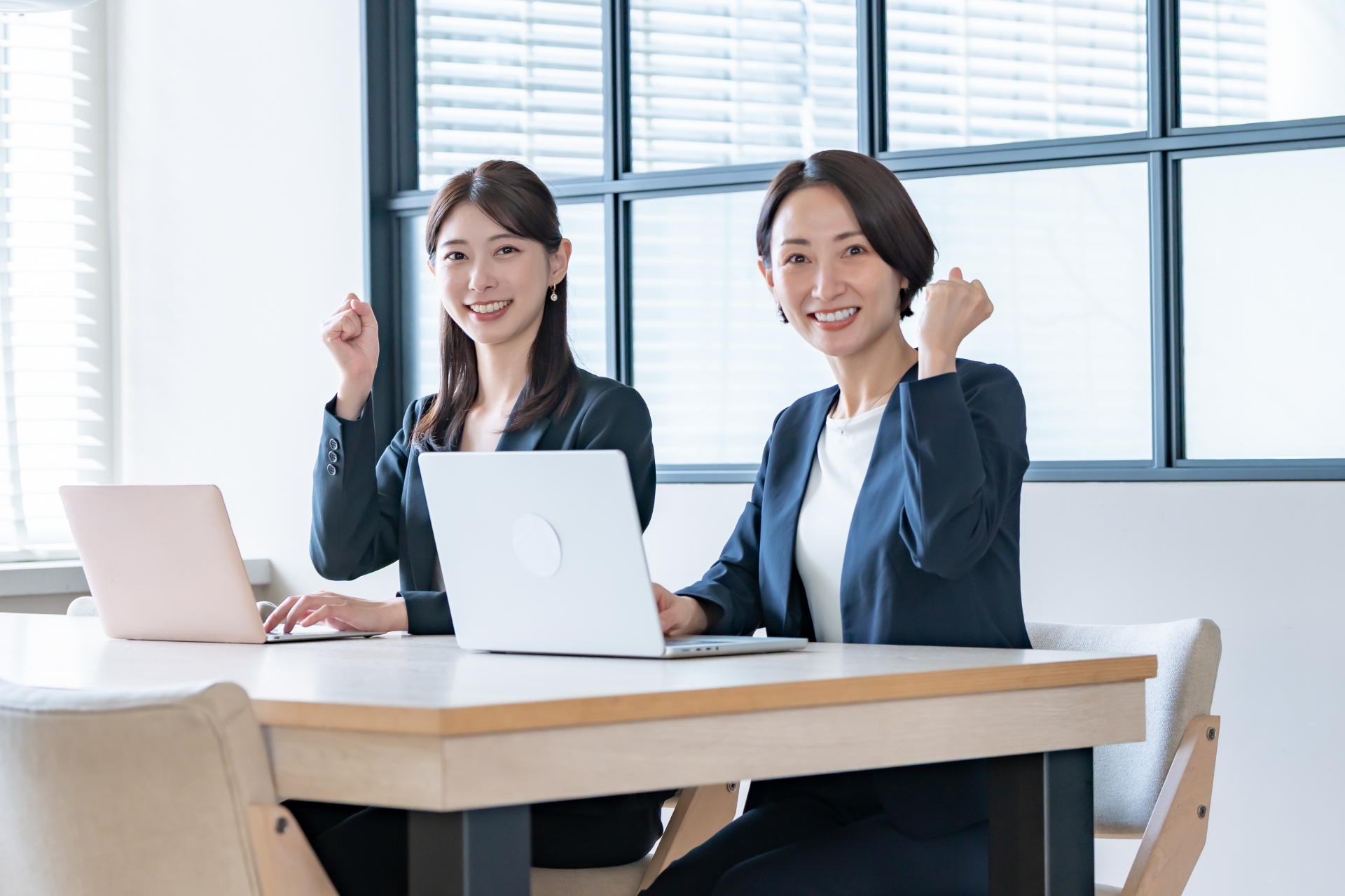ガッツポーズをする女性
