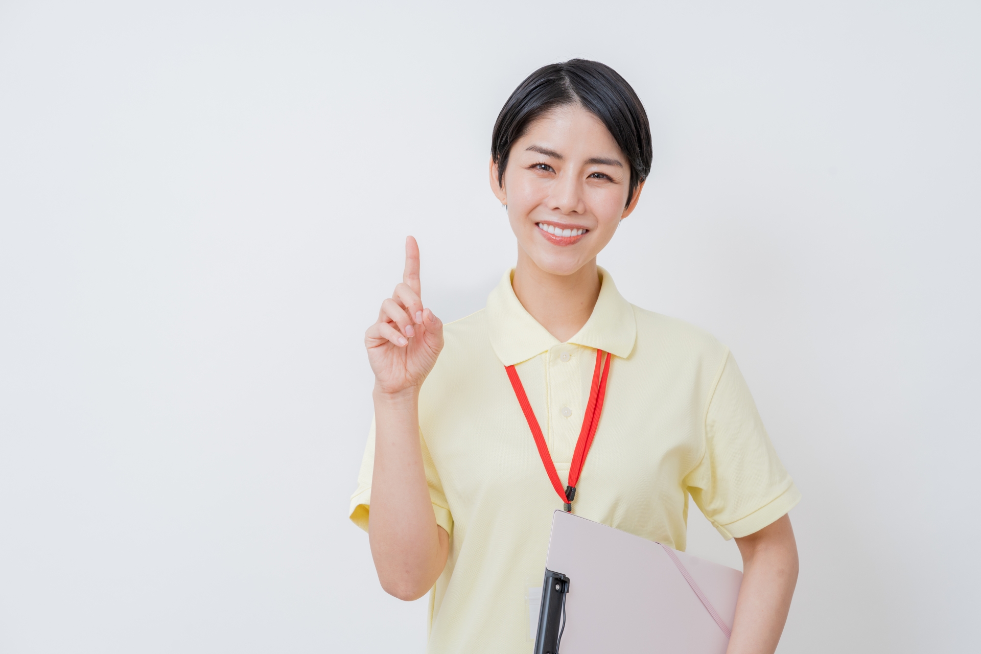 人差し指を立てている介護士