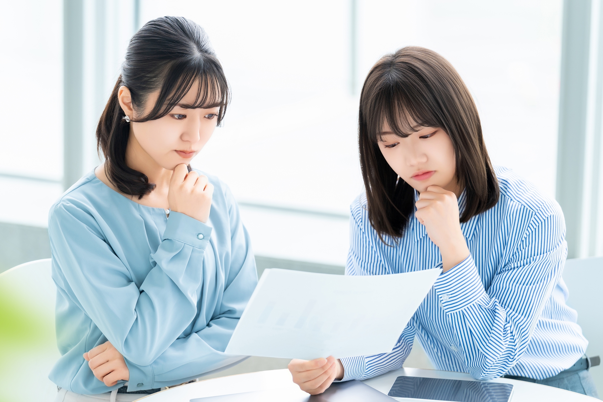 悩む女性
