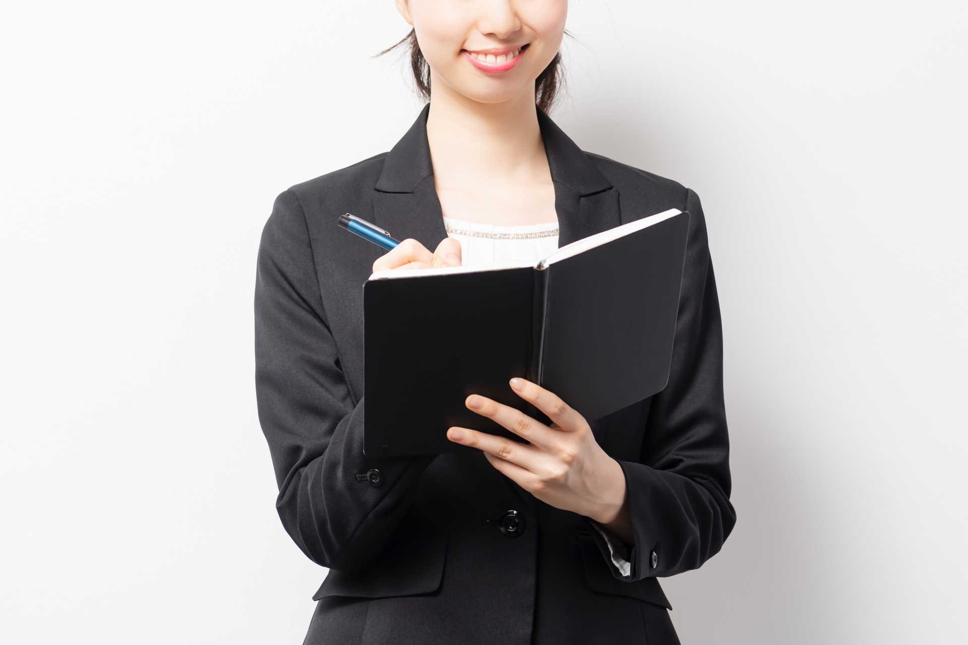 メモを取る女性