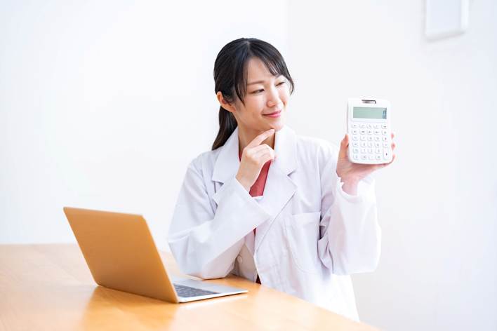電卓を持ち笑顔の女性