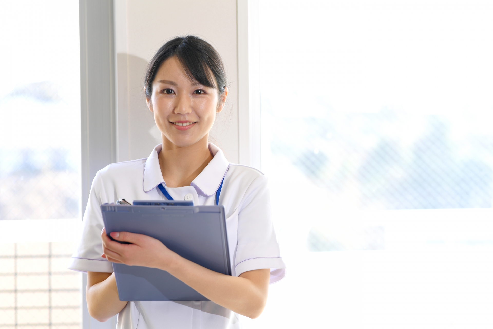 屋内にいる笑顔の医療従事者の女性