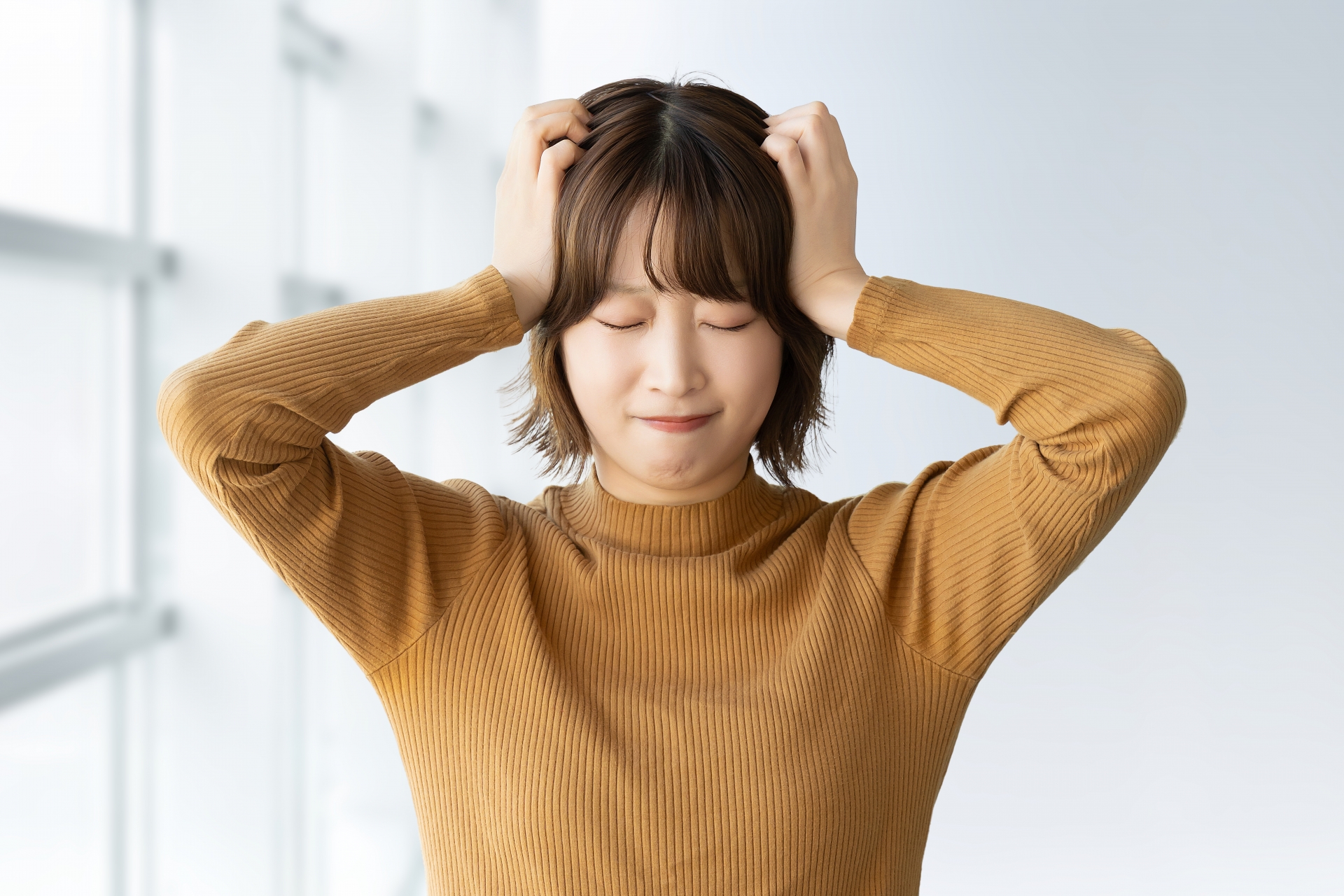 頭を抱える女性
