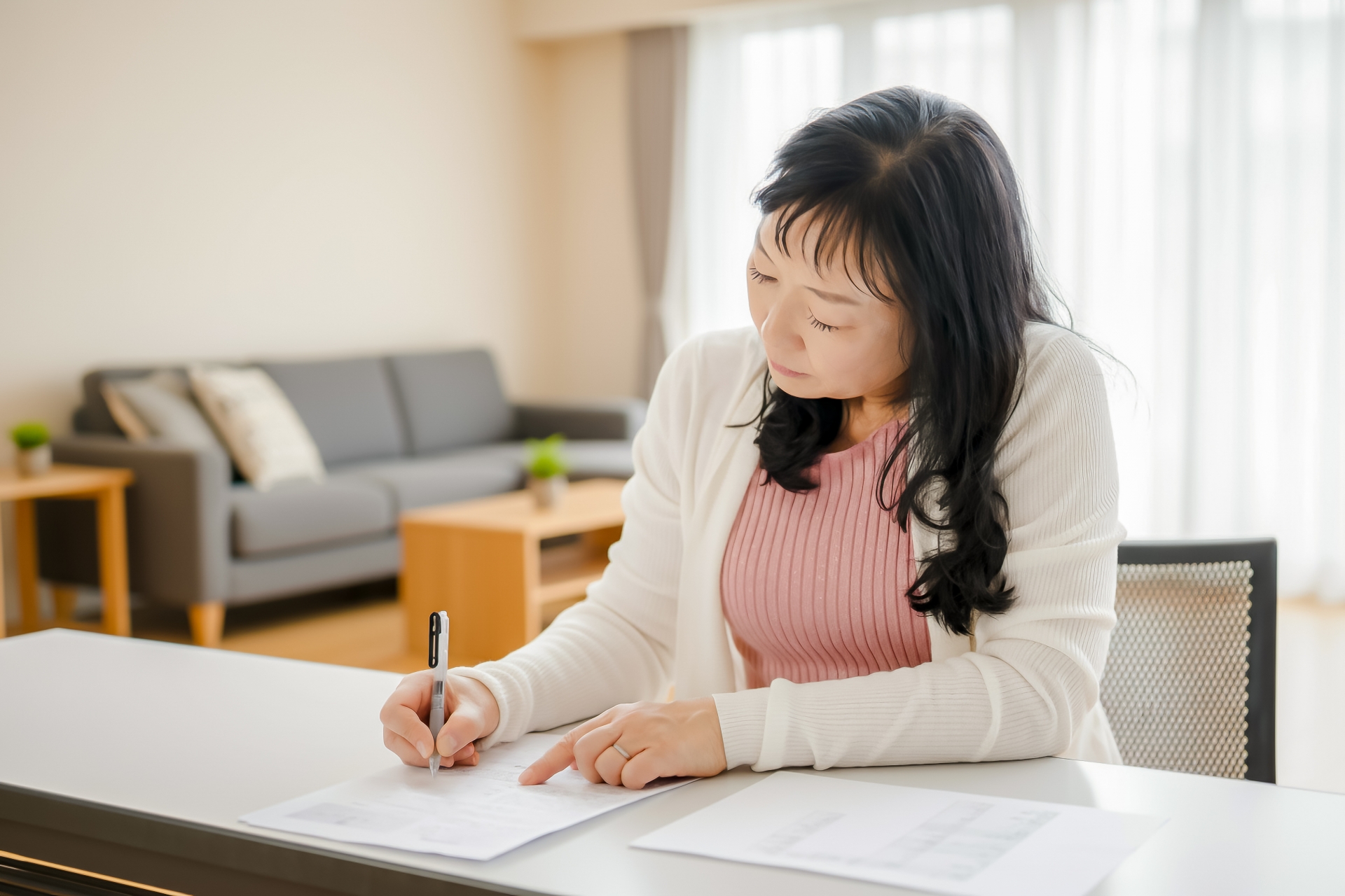何かを書く女性