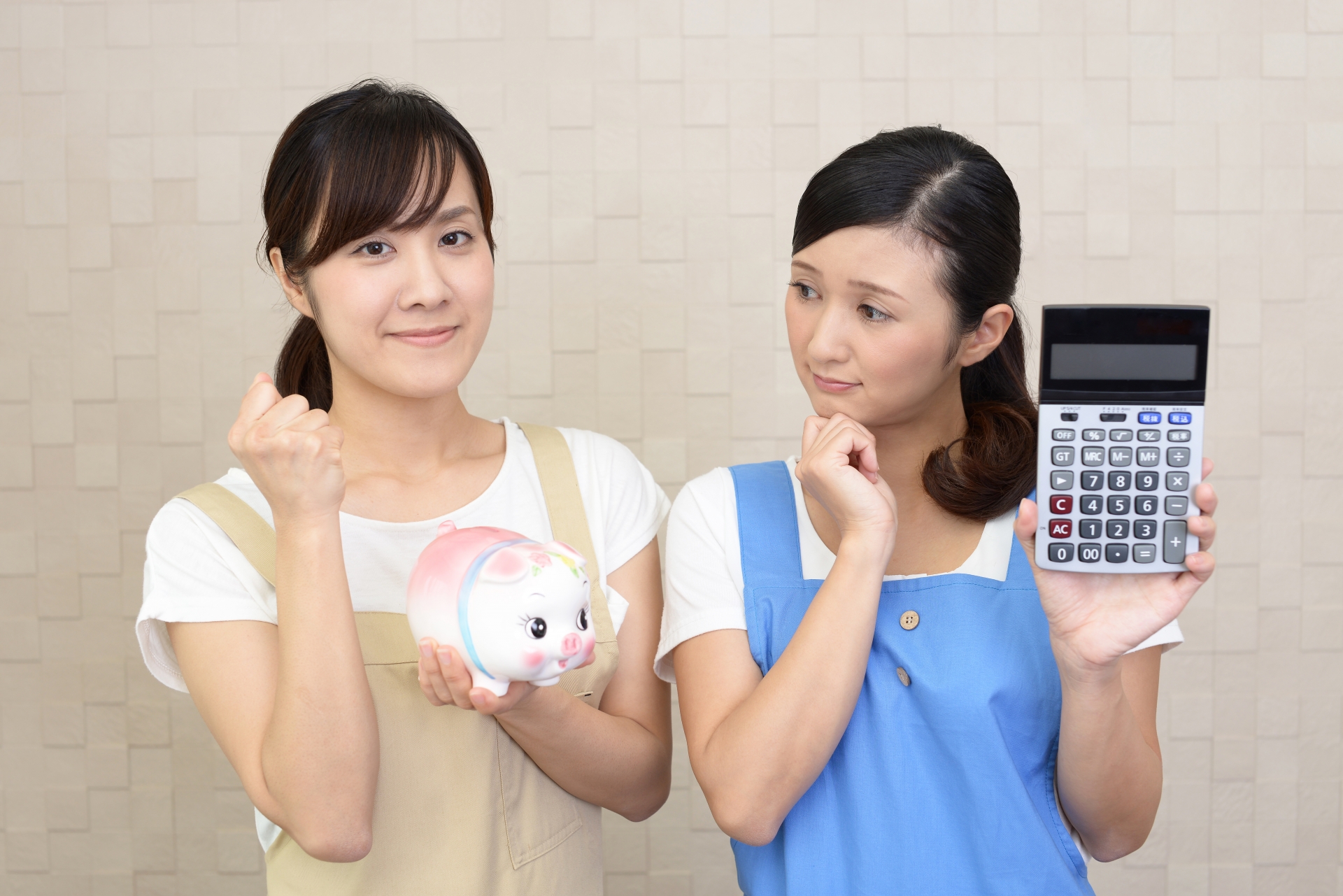 豚の貯金箱と計算機を持つ二人の女性