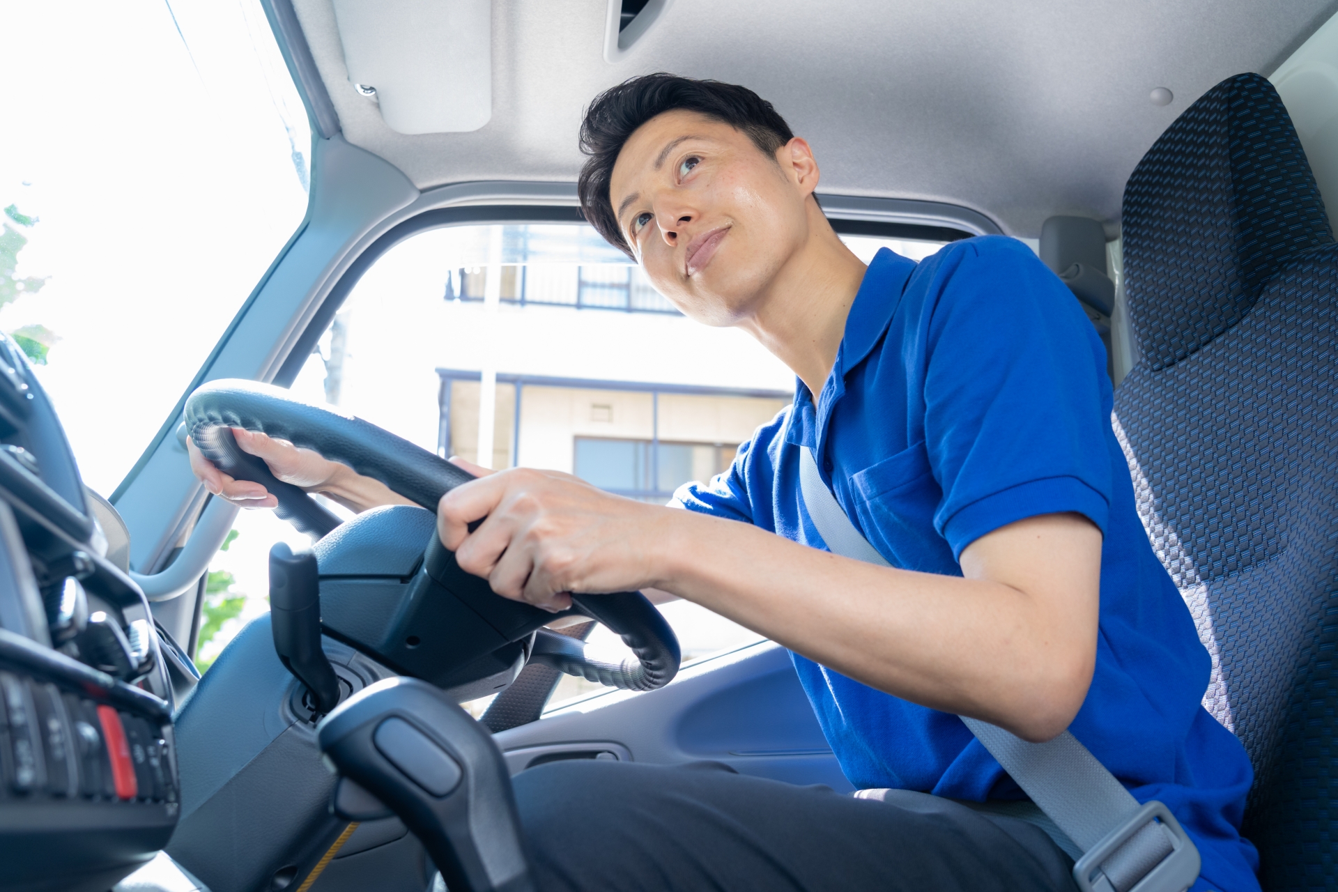 トラックを運転する男性ドライバー