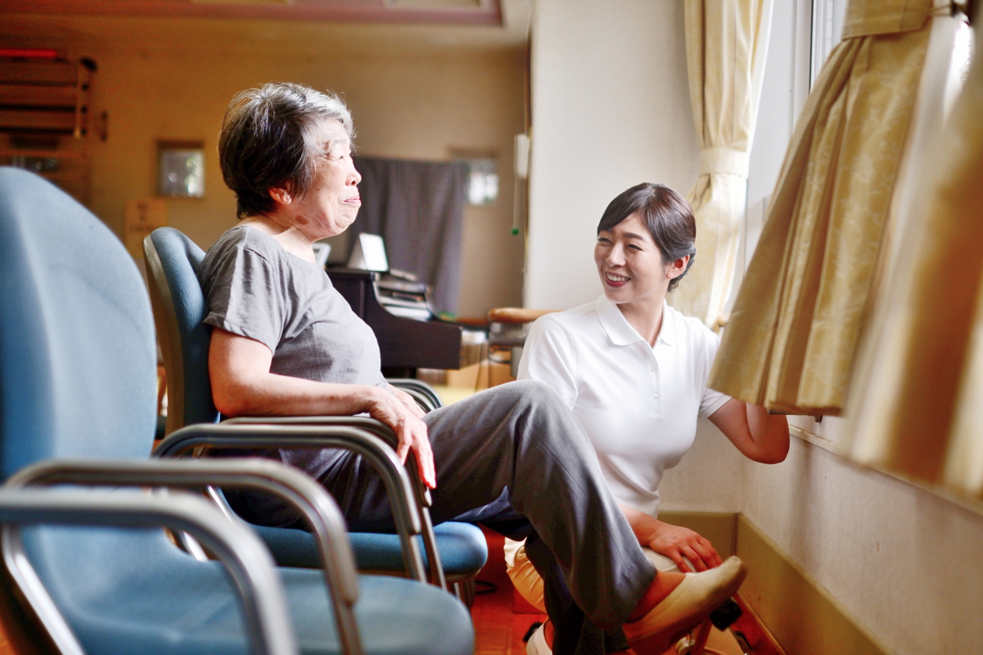 リハビリするおばあちゃんと介護士