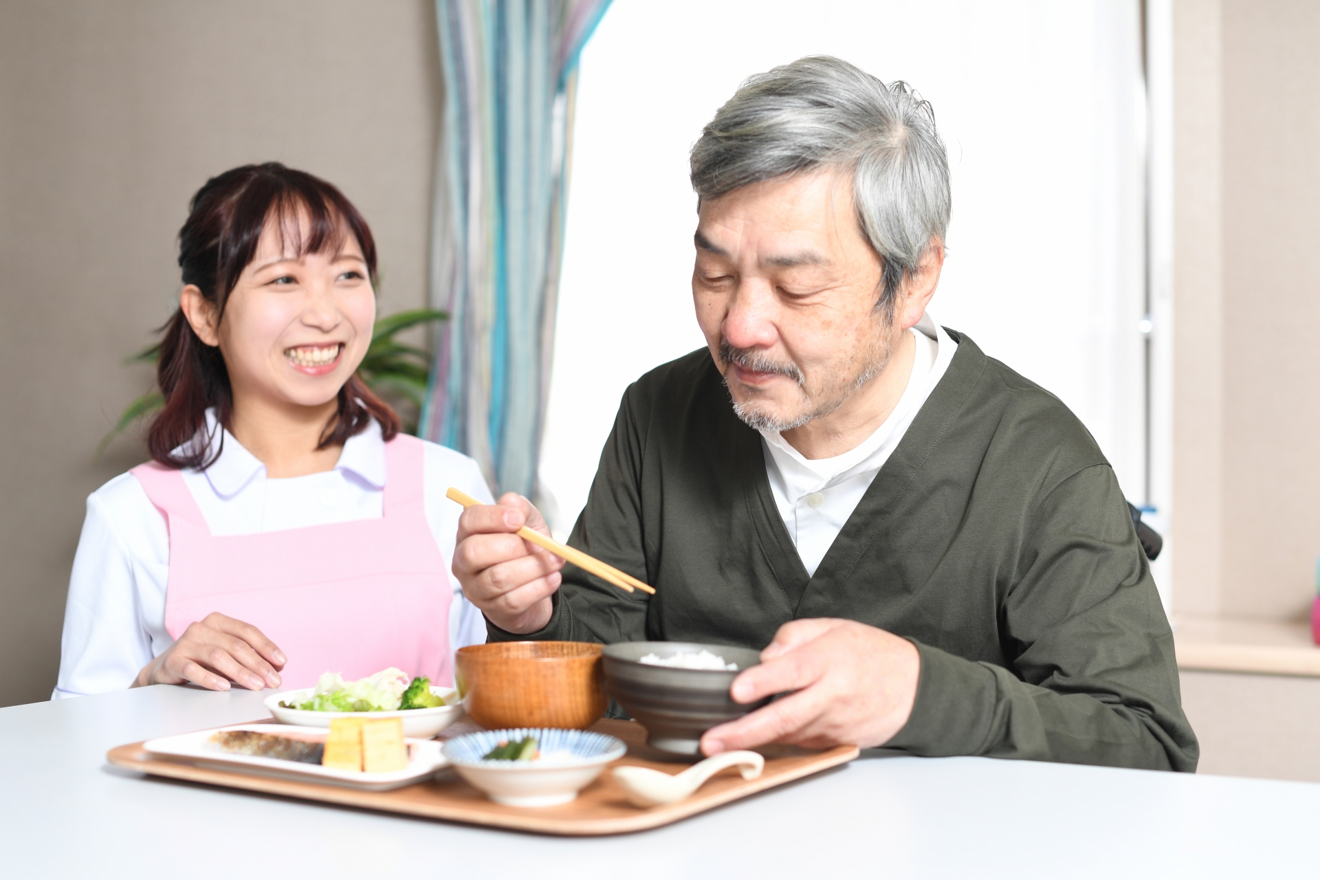 高齢者男性と女性の介護士