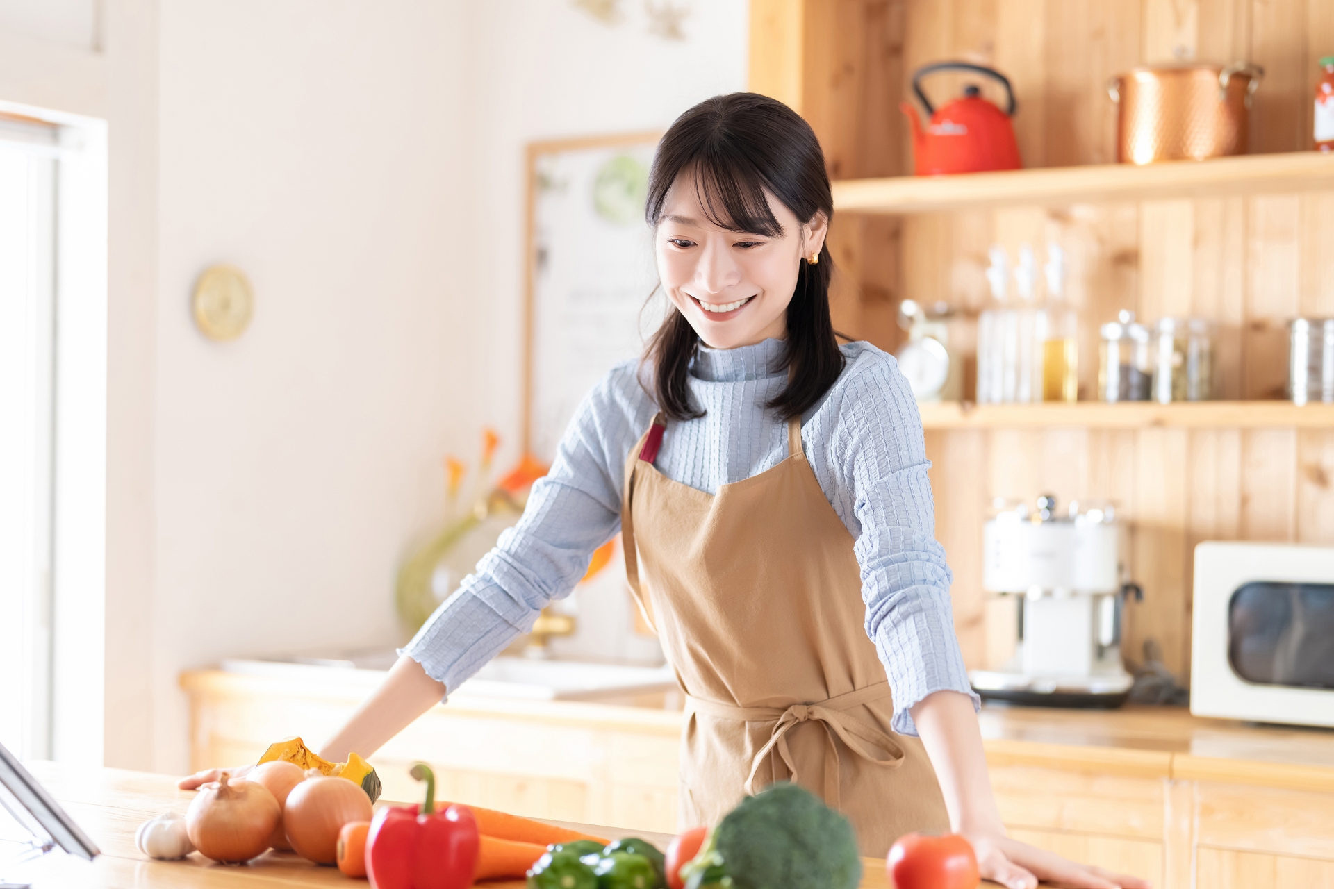 キッチンで料理をする女性