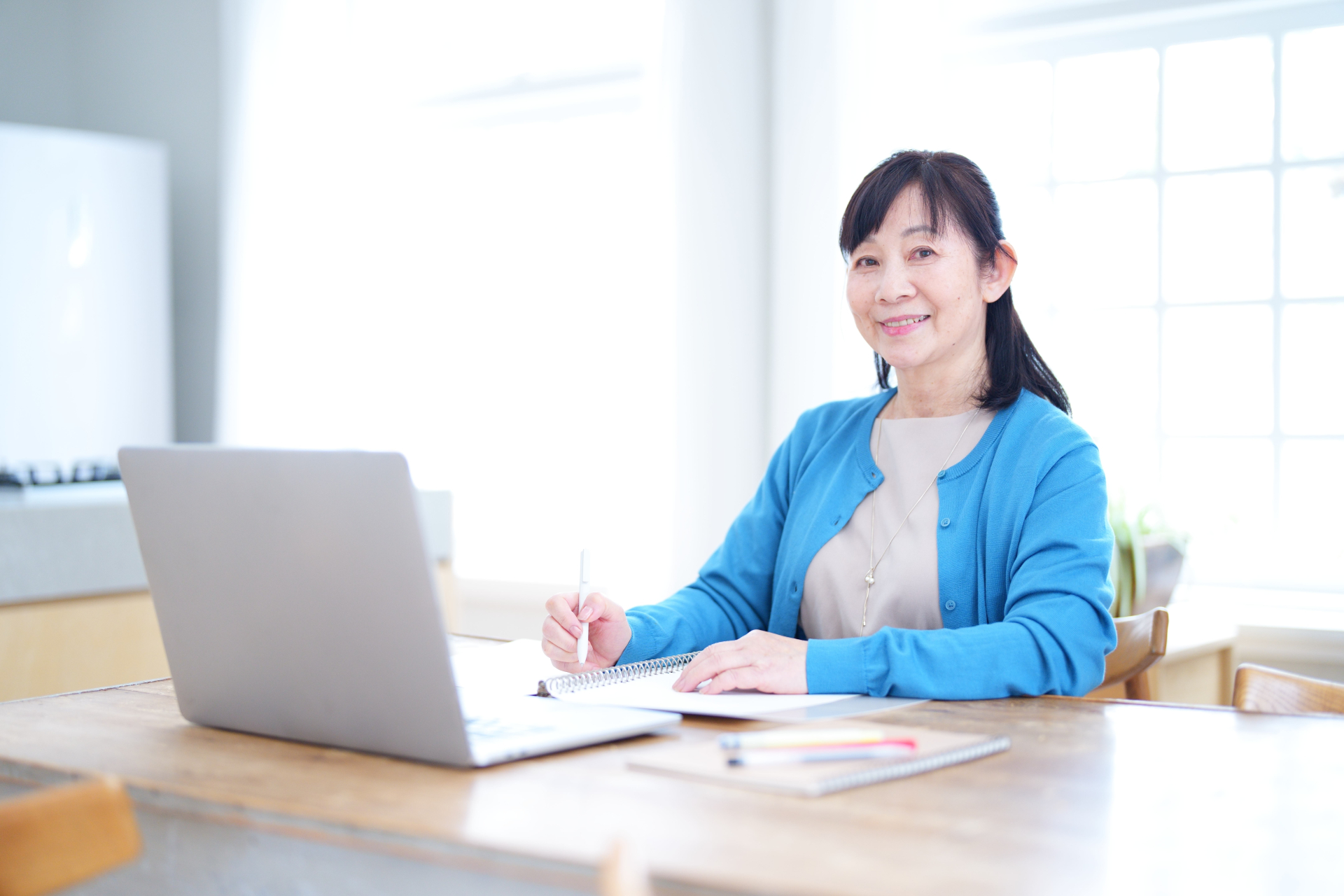 自宅で学習する中年女性