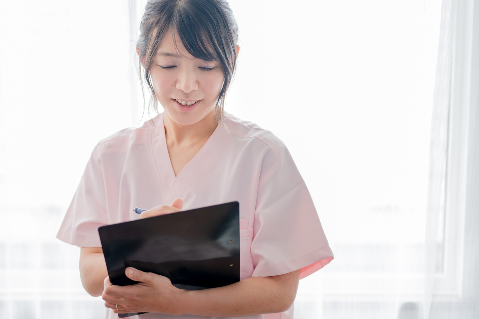 メモする医療系女性