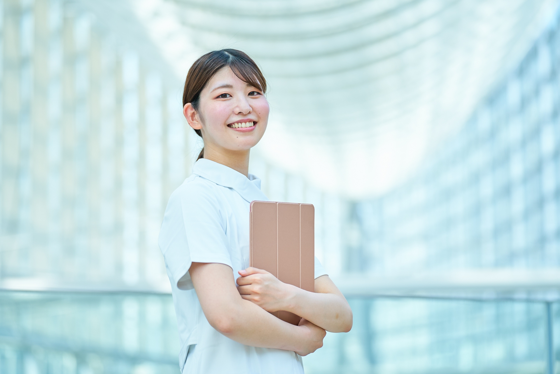笑顔の女性介護士