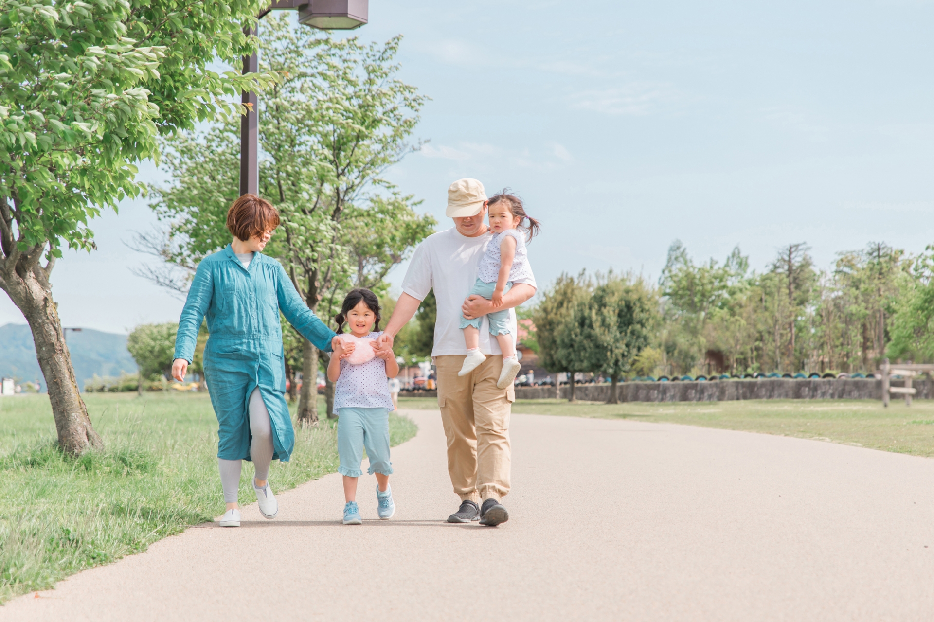 公園を歩く日本人家族・ファミリー