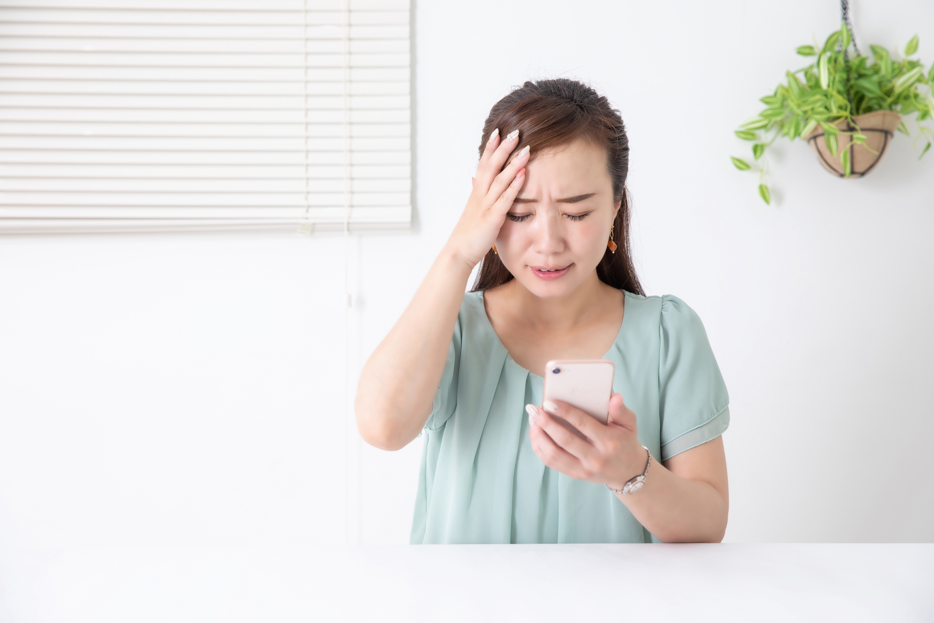 スマホを使う女性