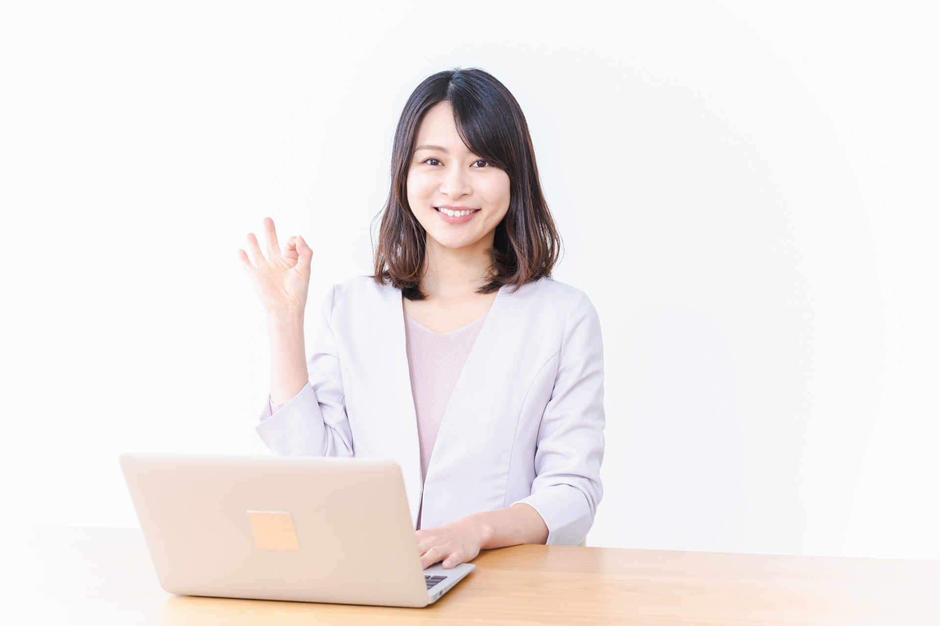 パソコン作業をする若い女性