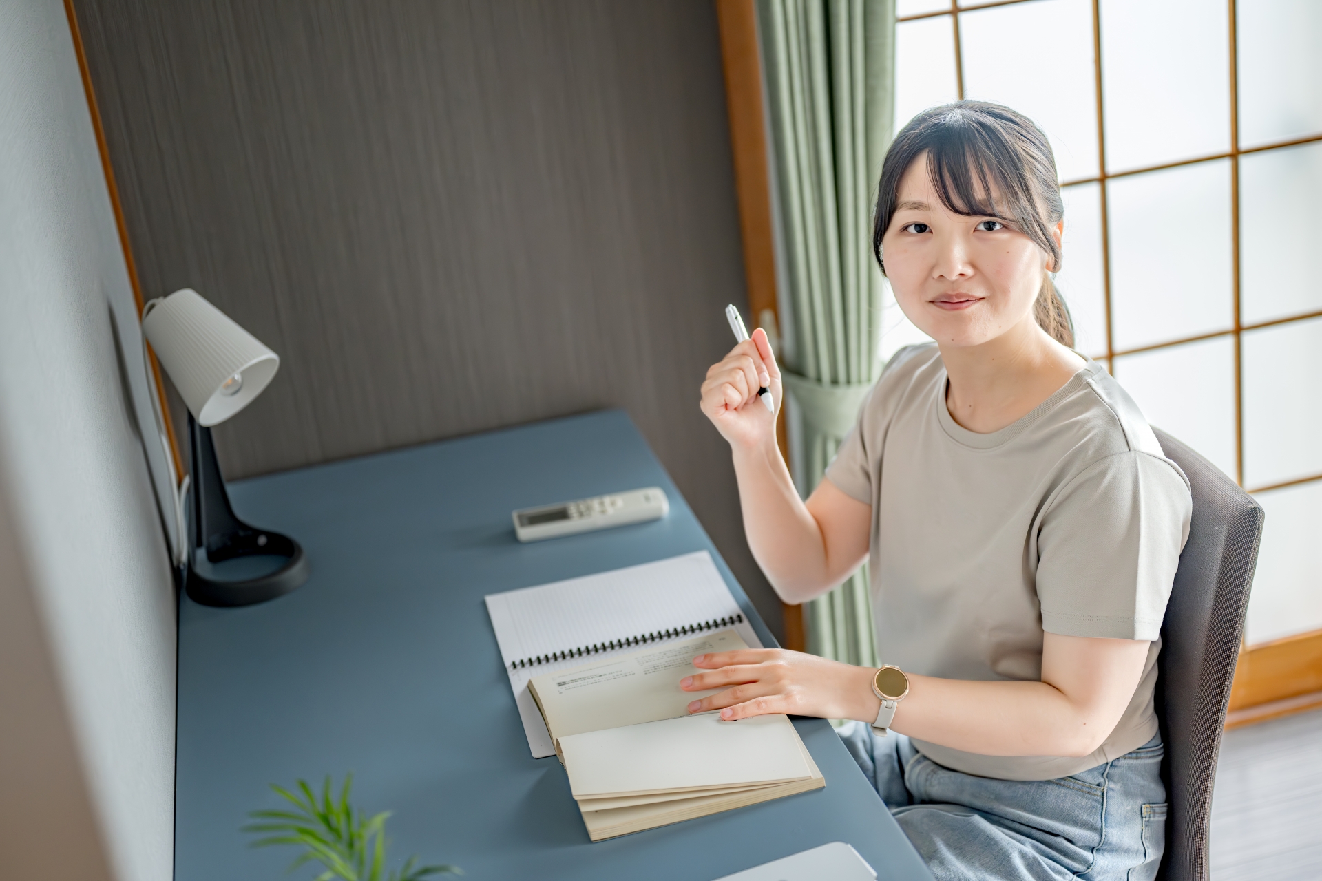 ペンを持って笑顔の女性