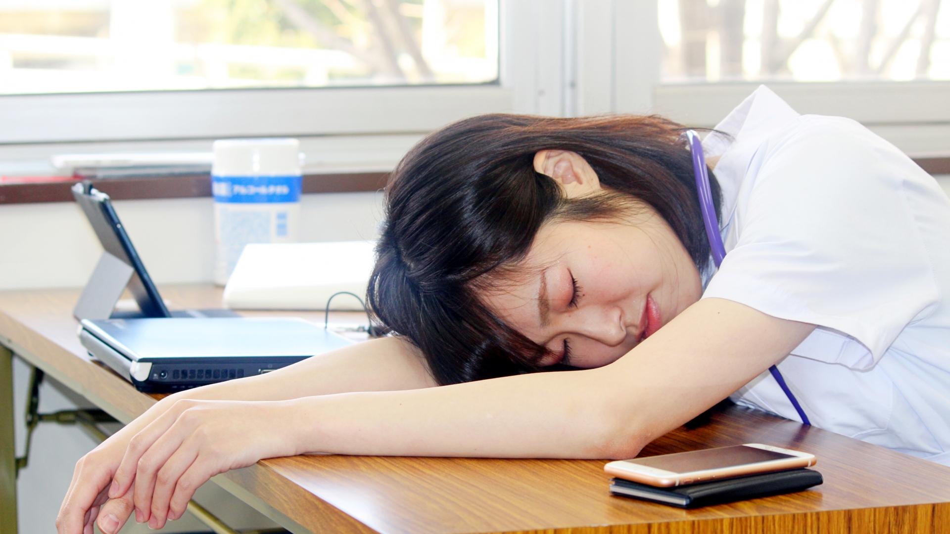 だるそうな女性
