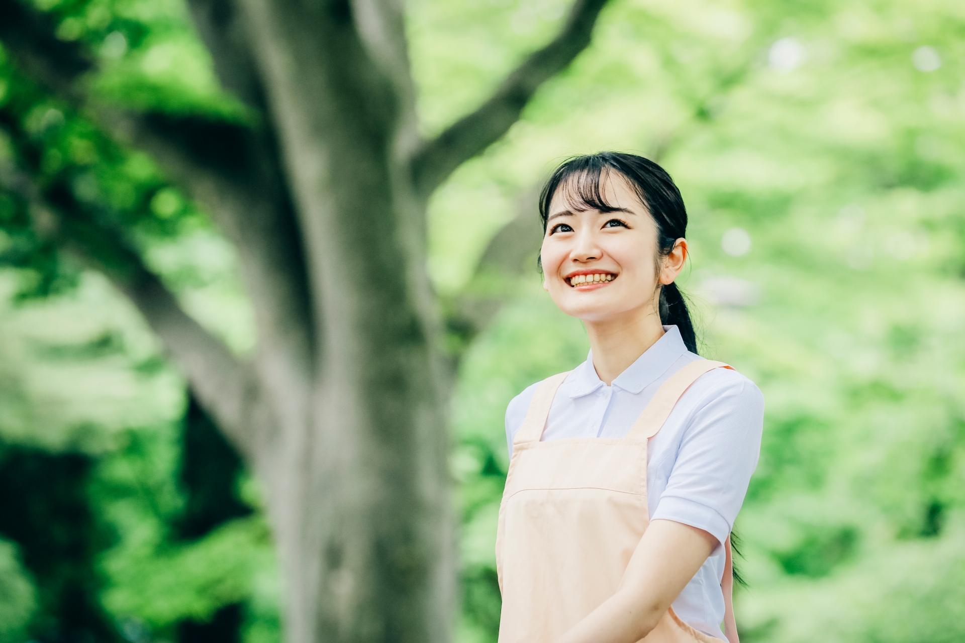 エプロンをつけた女性