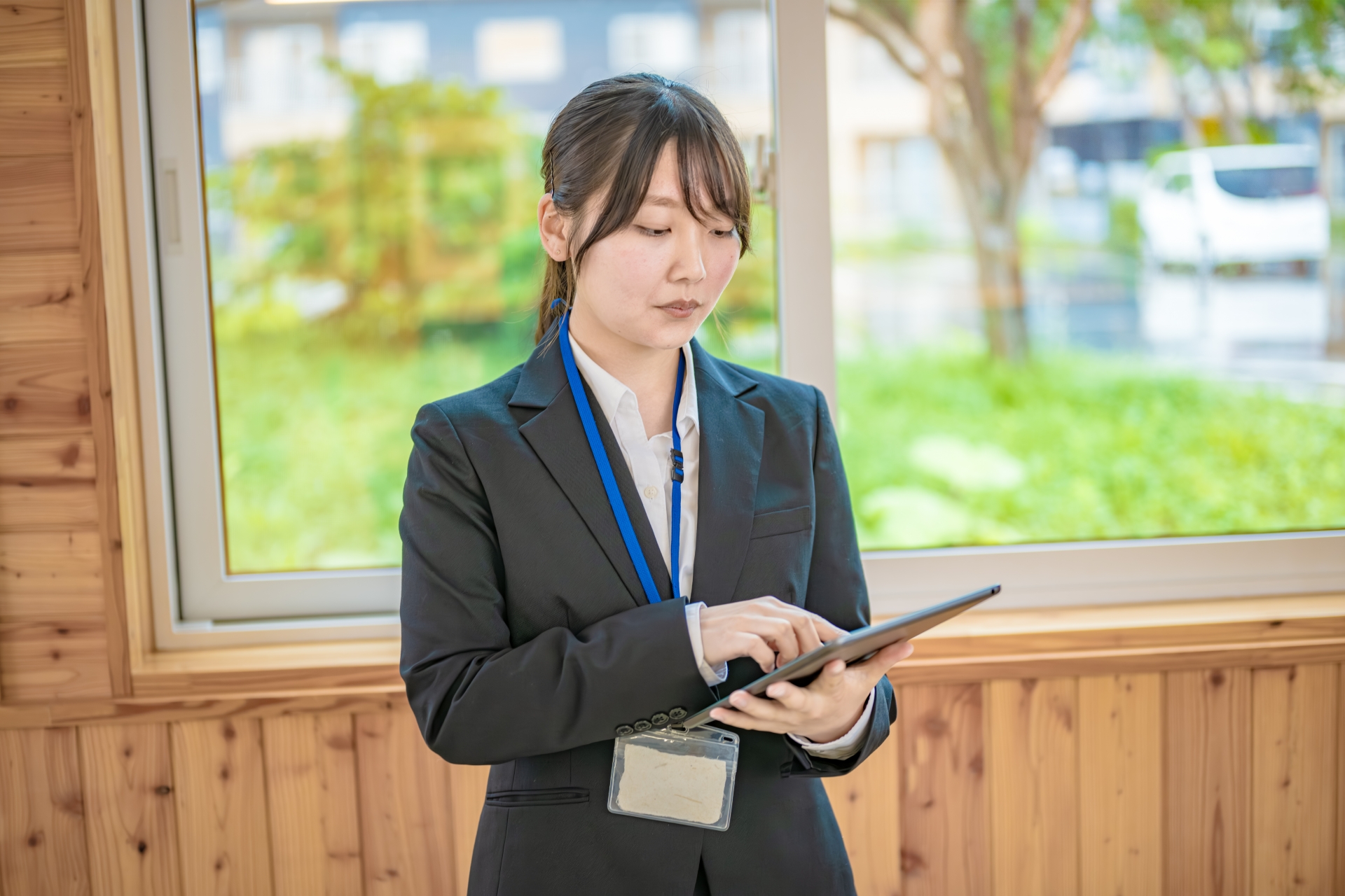 タブレット操作する女性