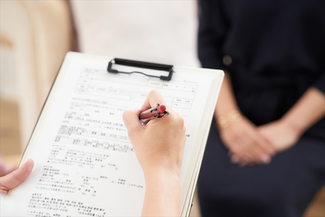 ヒアリングをする女性