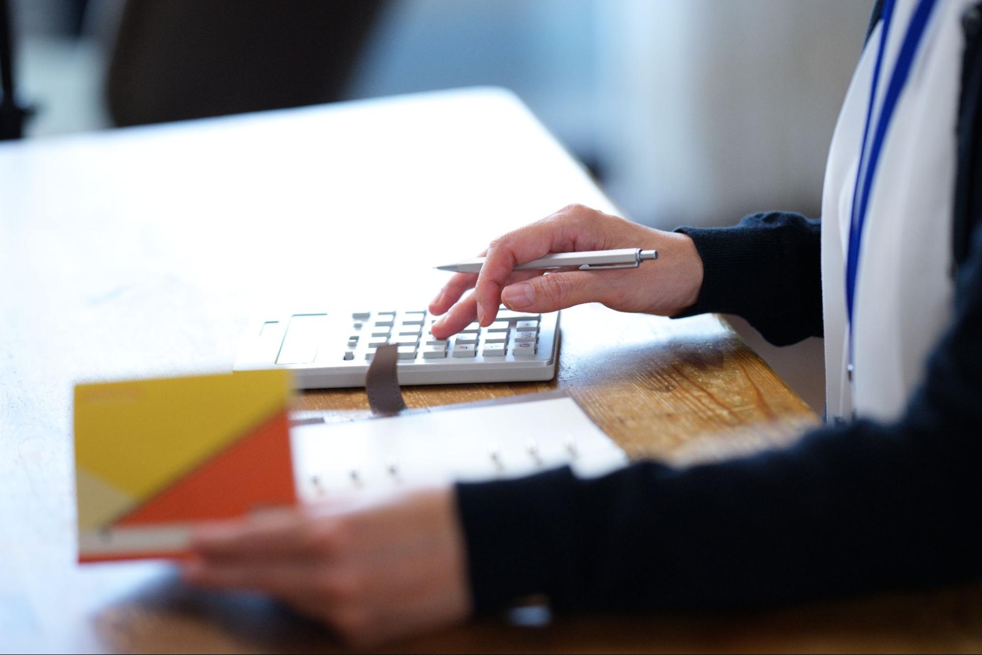 電卓を使うケアマネジャーの手元