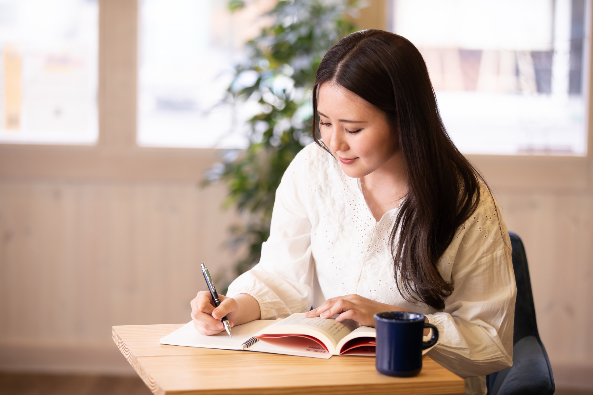 カフェで勉強する女性