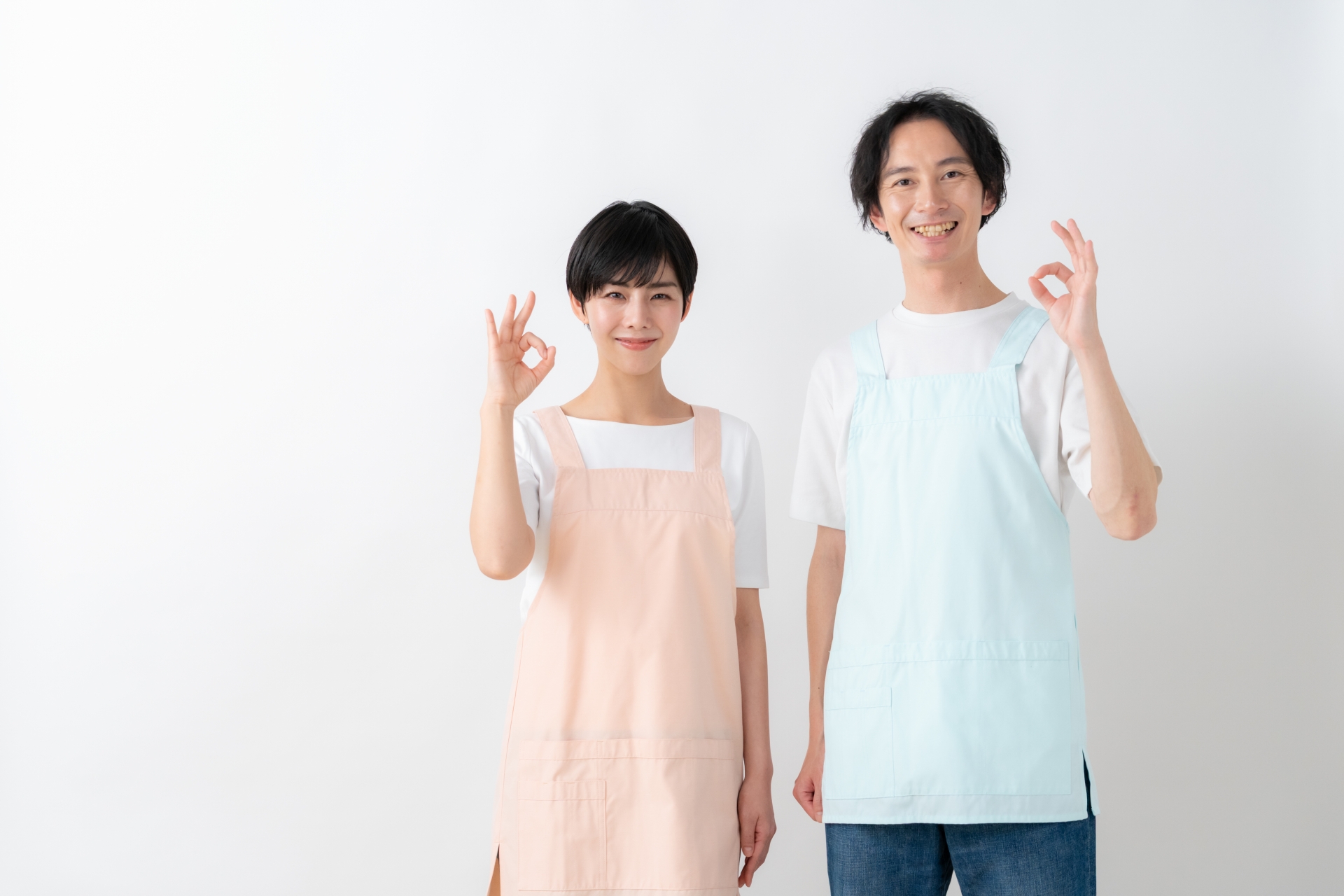 OKサインをする介護士