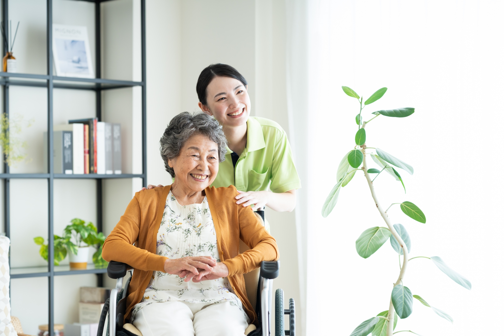 笑顔の高齢女性と介護士
