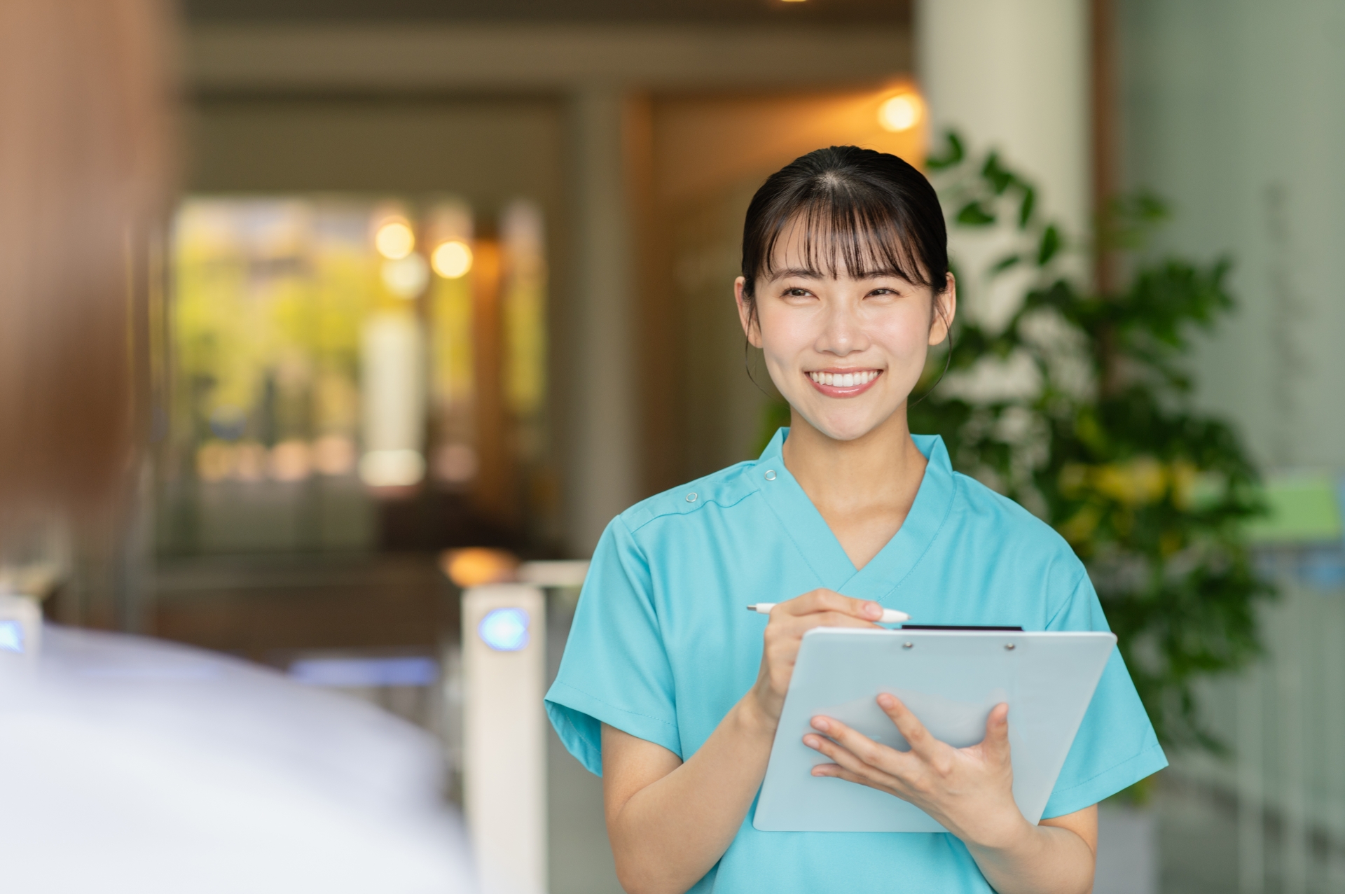 患者を問診する若い女性医師