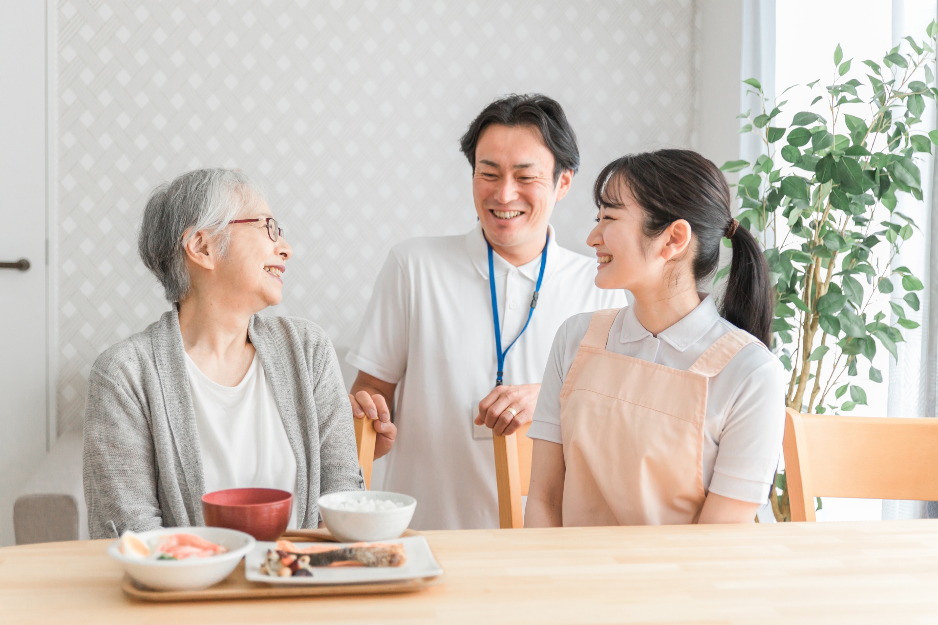 食事介助をする男女の介護士