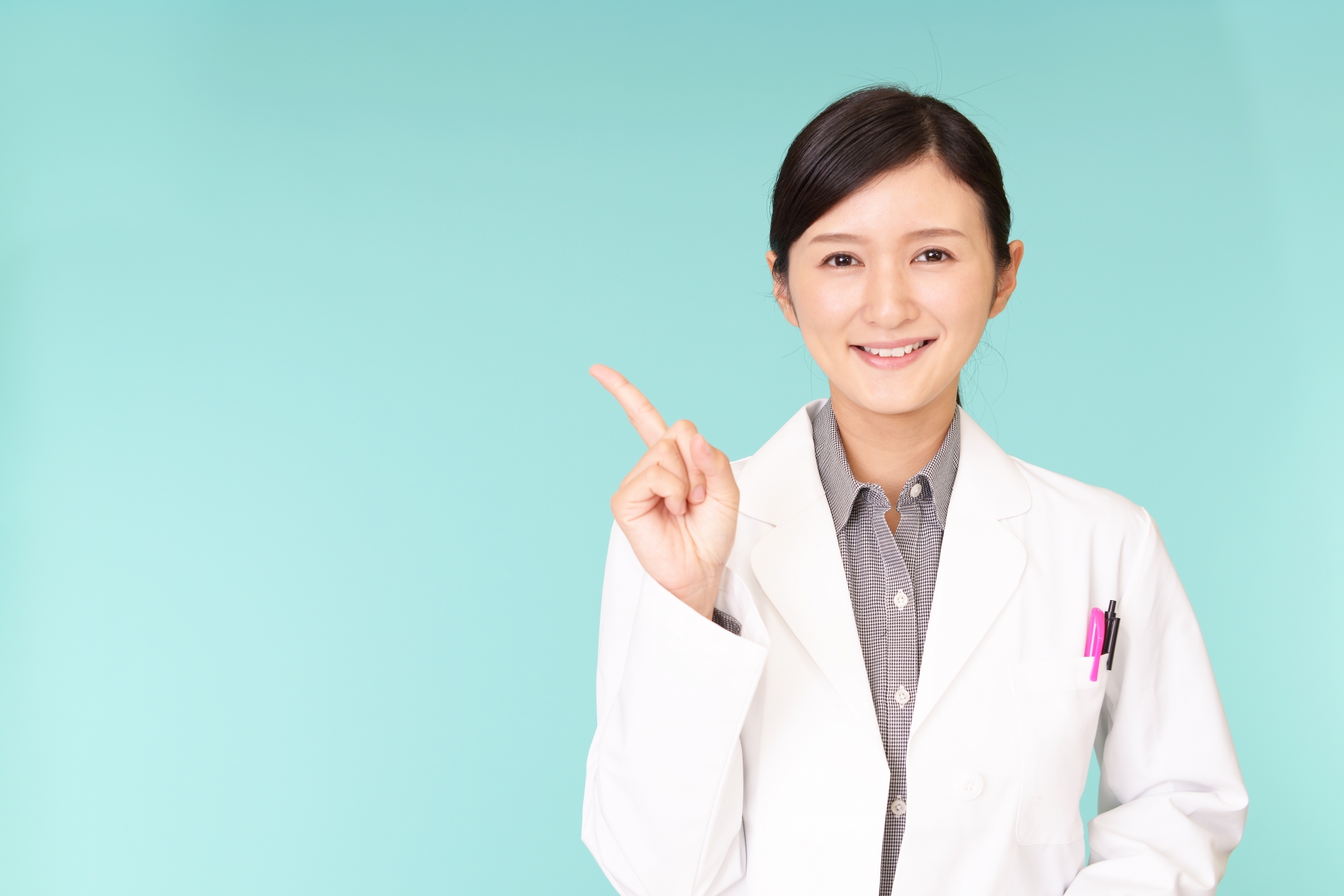 指示する笑顔の女医