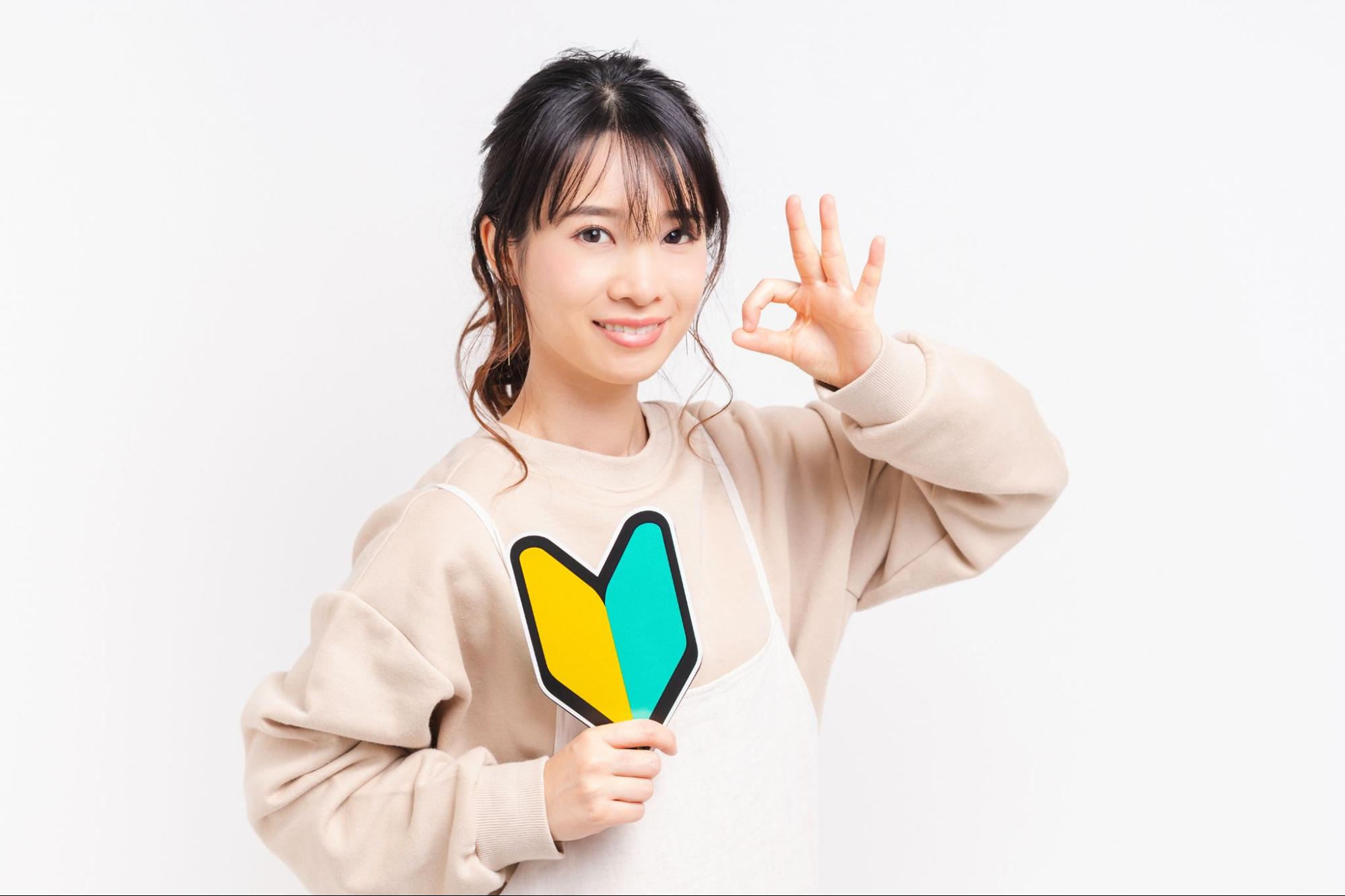 初心者マークを持つ若い女性