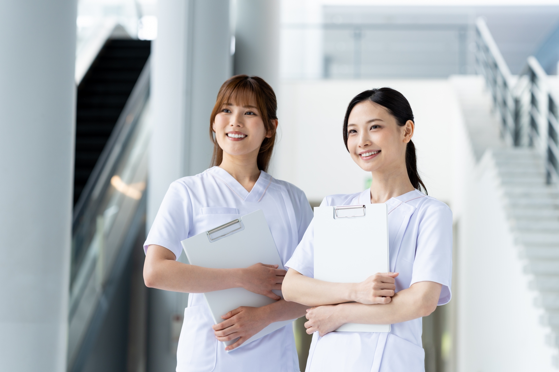 バインダーを持つ二人の女性看護師