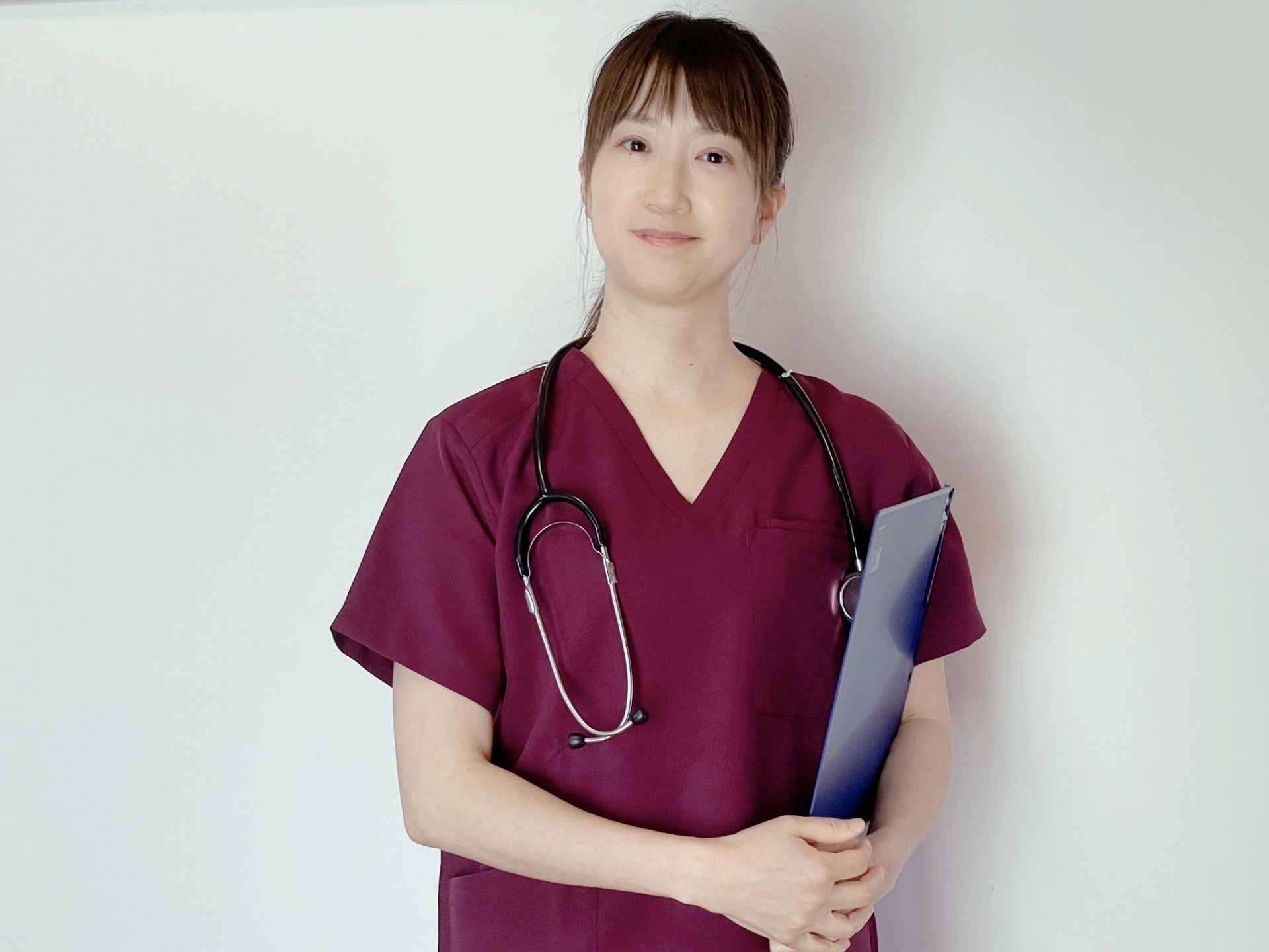 赤いスクラブを着た看護師の女性